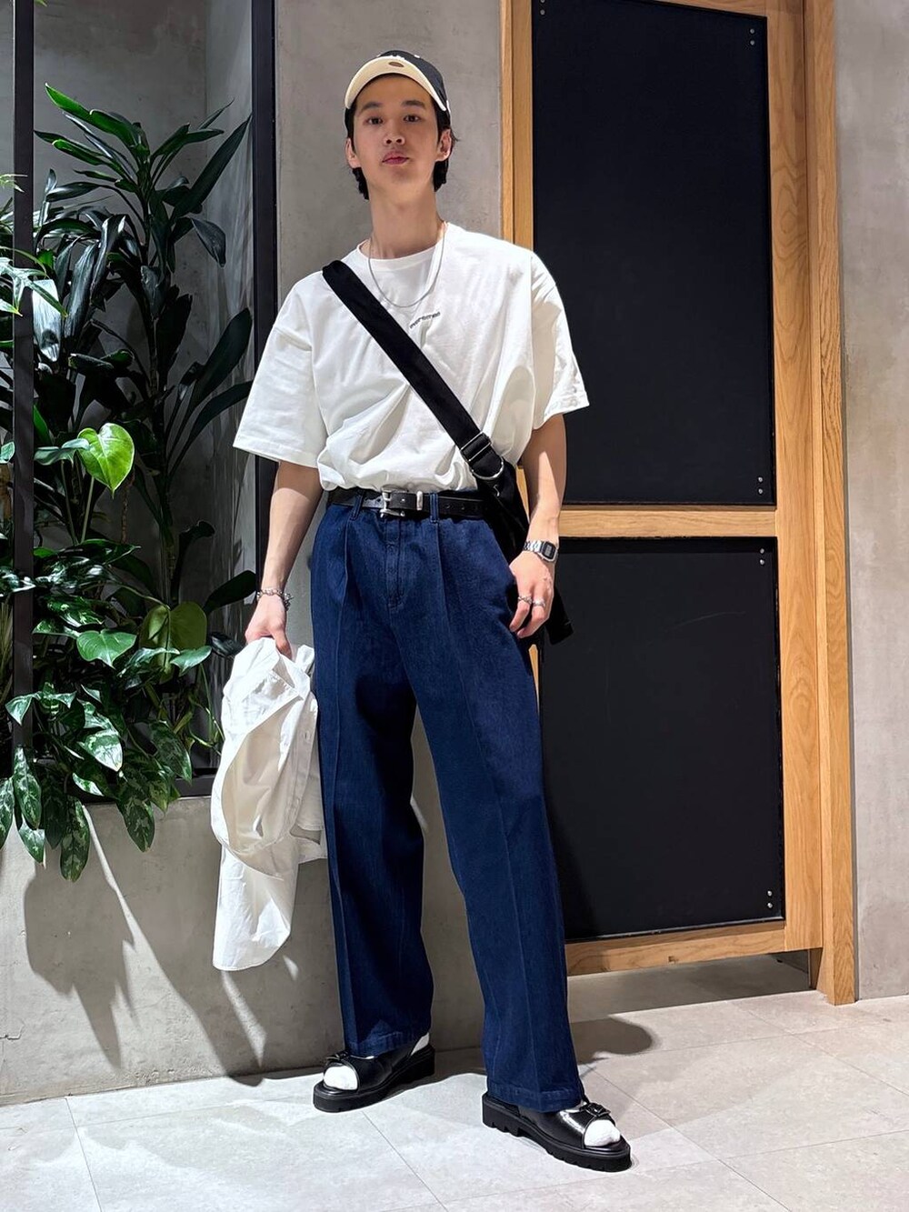 「女子ウケ、ベーシック/シンプル、きれいめ、春コーデ、夏コーデ、ラフ、Tシャツ、ネックレス、ワイドパンツ、RAGEBLUE、シンプルコーデ、きれいめカジュアル、シンプル、シャツ、サンダル」|「RAGEBLUEのアンティーク風/メタルバックルリアルレザーベルト(ベルト、ブラック系)」を使った、 koutaさん(メンズ・173cm)の夏コーディネートの5枚目の写真