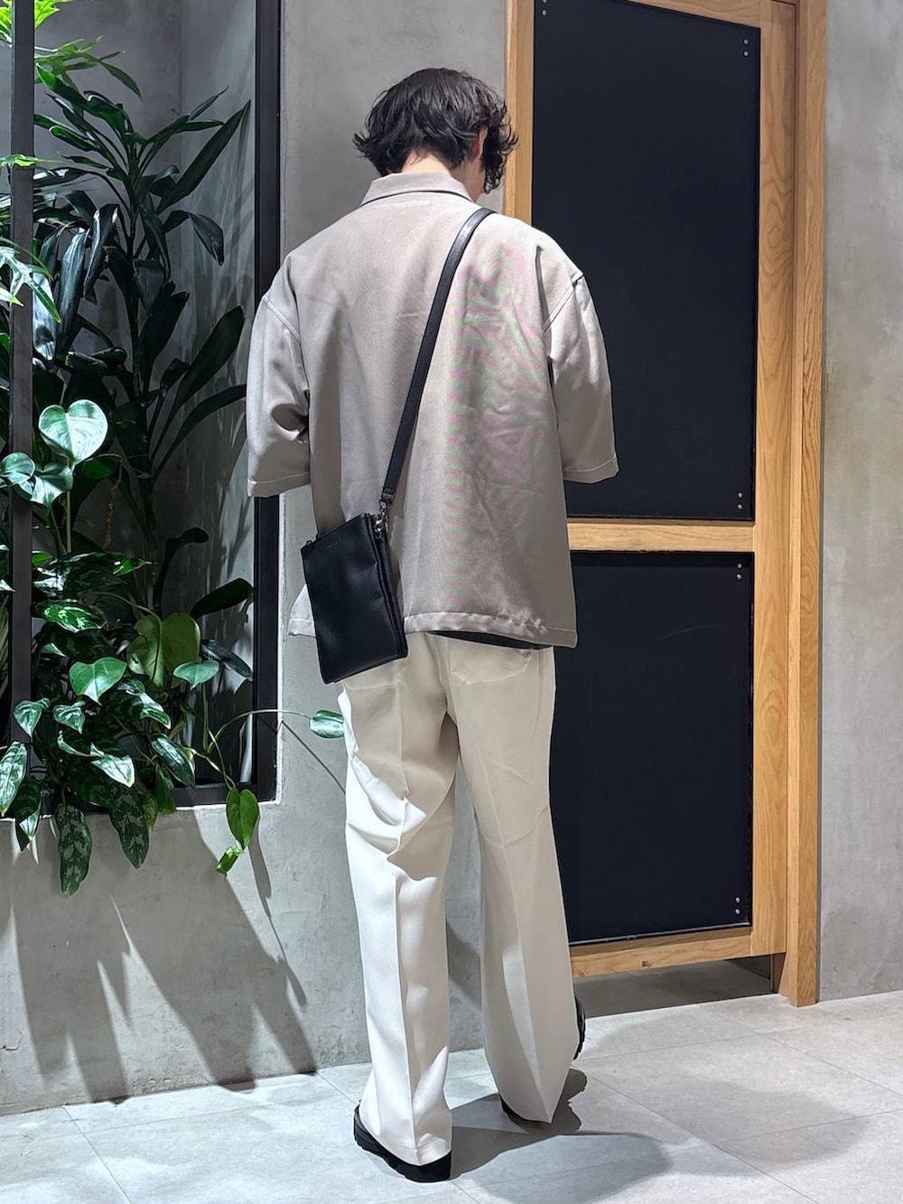 「女子ウケ、ベーシック/シンプル、きれいめ、春コーデ、夏コーデ、ラフ、Tシャツ、ワイドパンツ、RAGEBLUE、シンプルコーデ、きれいめカジュアル、シンプル、ショルダーバッグ、シャツ、スラックス」|「Healthknitの【Healthknit/ヘルスニット】2ラインロングソックス3P(ソックス/靴下、ホワイト系)」を使った、 koutaさん(メンズ・173cm)の夏コーディネートの5枚目の写真