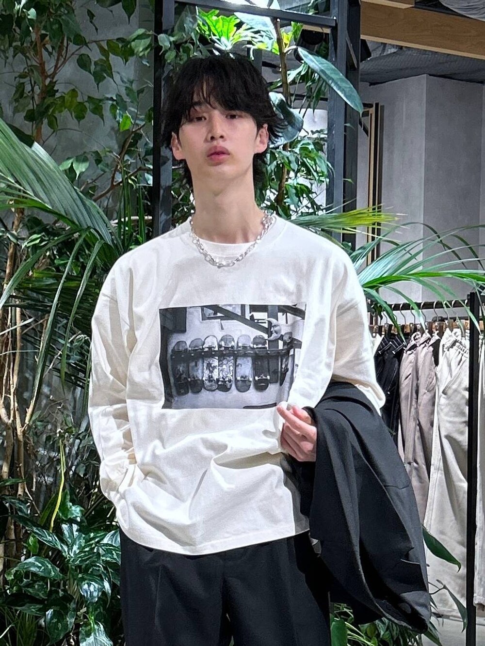 「ロンT、女子ウケ、ベーシック/シンプル、春コーデ、ラフ、Tシャツ、ネックレス、ワイドパンツ、RAGEBLUE、シンプルコーデ、きれいめカジュアル、シンプル、カジュアル、セットアップ、スラックス」｜「RAGEBLUEのステンレスデザインショートネックレス（ネックレス、その他）」を使った、 koutaさん（メンズ・173cm）の春コーディネートの2枚目の写真