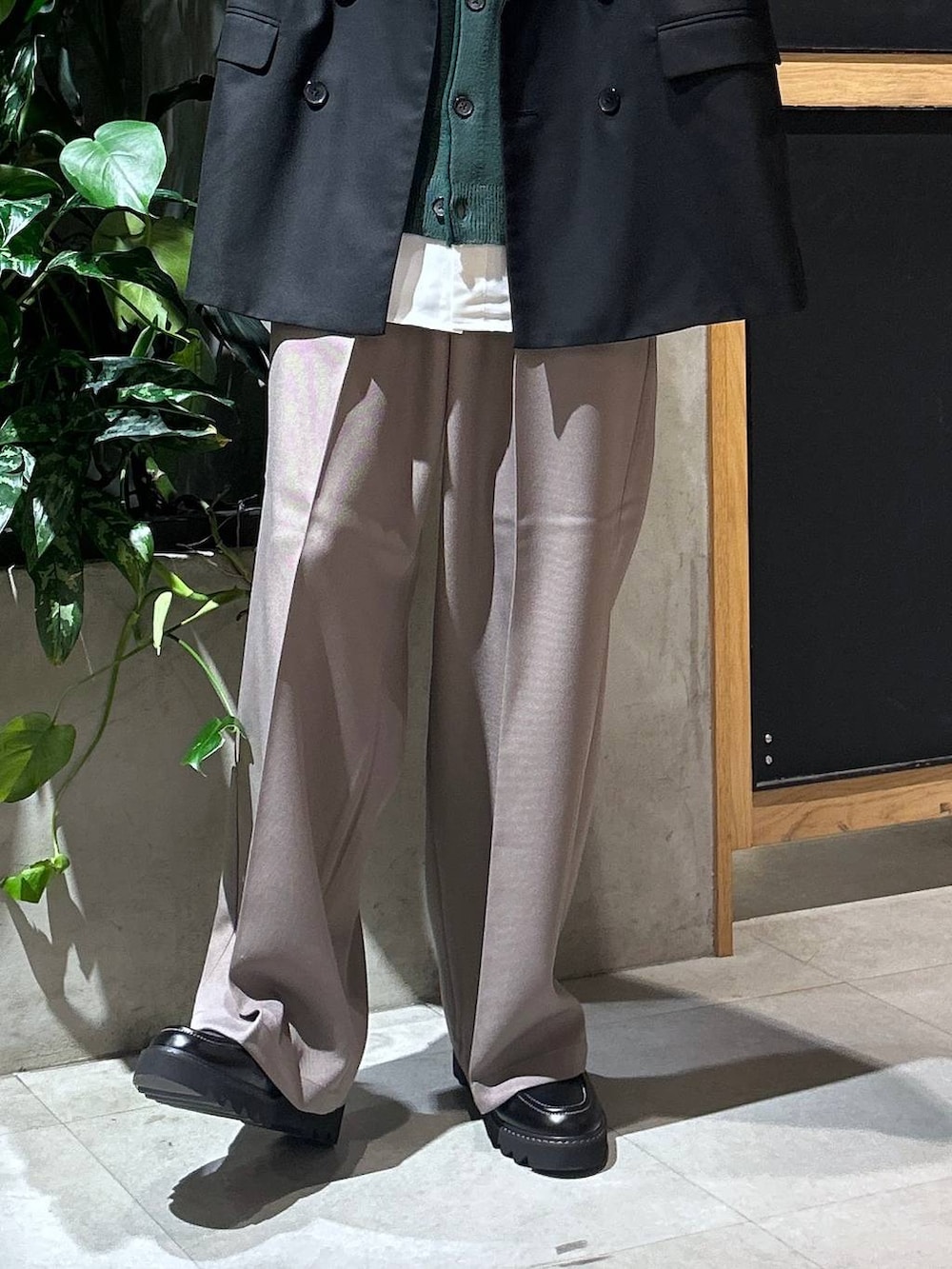 ホワイト系のシャツ/ブラウス、ベージュ系のスラックス、ブラック系のドレスシューズを着用したメンズの春コーディネートの3枚目の写真