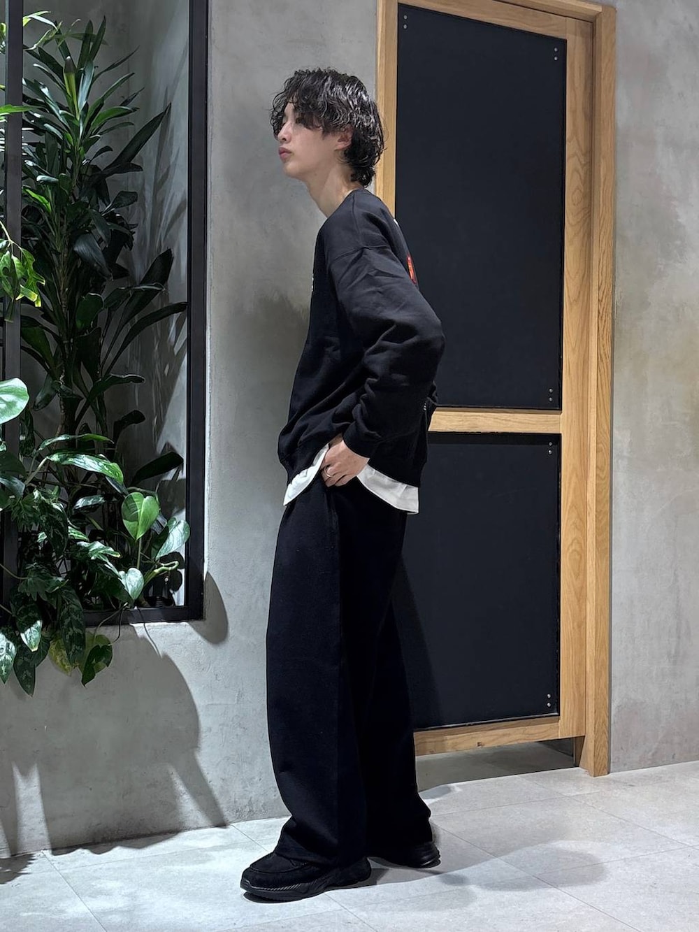 ブラック系のローファー、ホワイト系のTシャツ/カットソー、ブラック系のスウェットパンツを着用したメンズの秋コーディネートの4枚目の写真