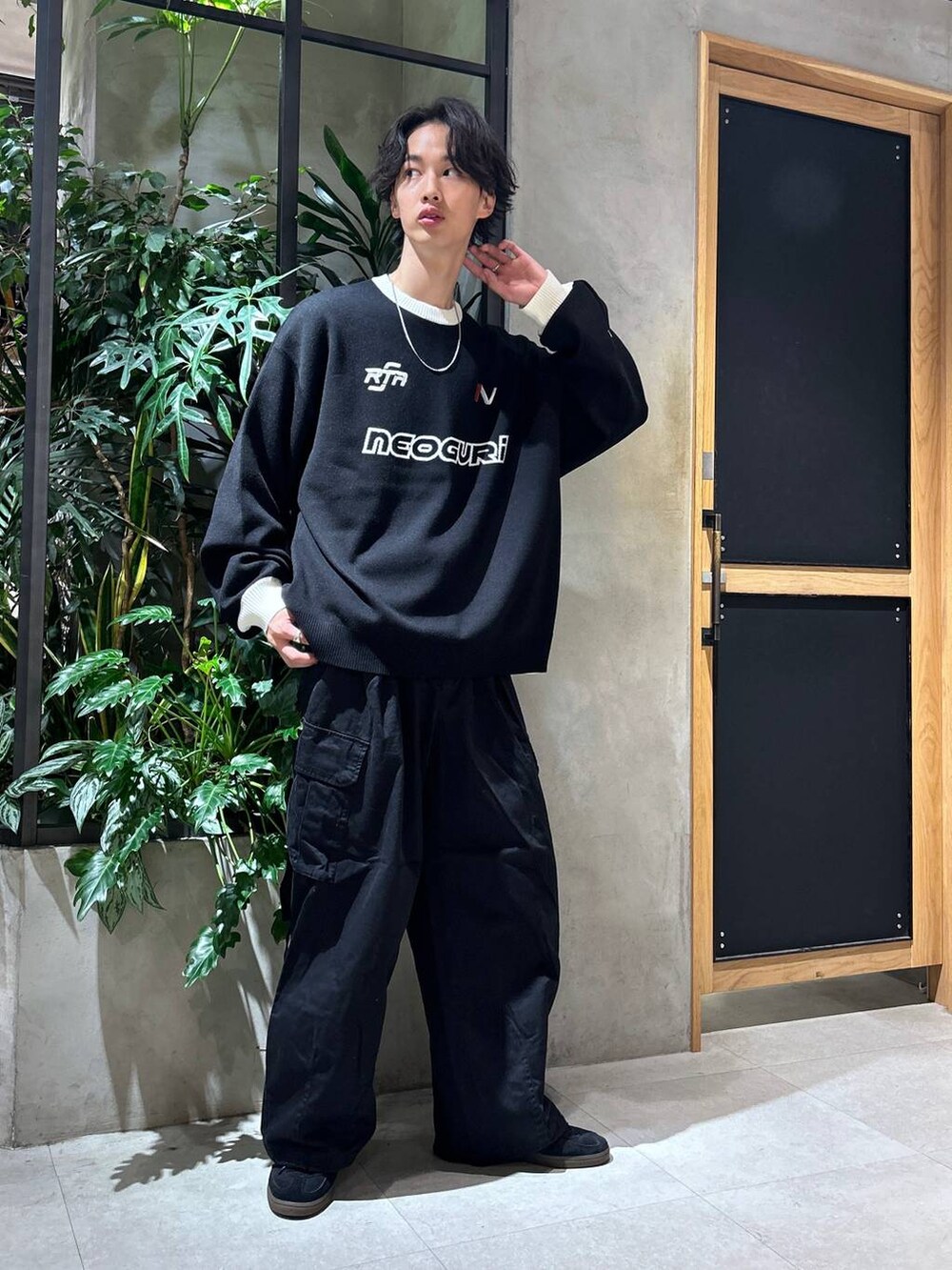 ブラック系のカーゴパンツ、ブラック系のスニーカー、ホワイト系のTシャツ/カットソーを着用したメンズの秋コーディネートの3枚目の写真