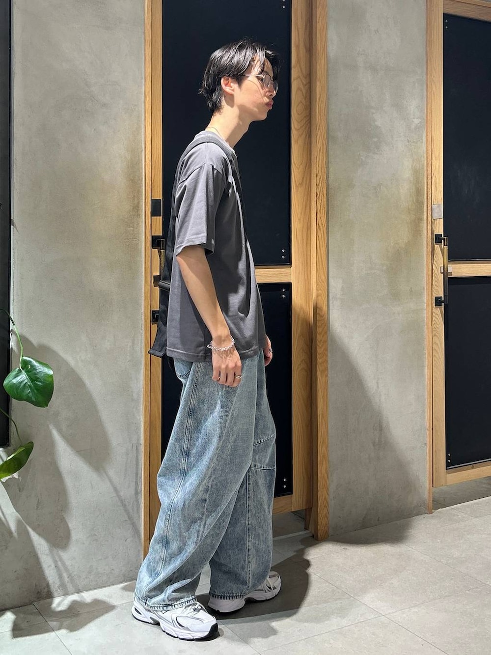 「女子ウケ、ベーシック/シンプル、きれいめ、デート/ロマンティック、春コーデ、夏コーデ、ラフ、モテ、Tシャツ、ネックレス、ワイドパンツ、RAGEBLUE、デニムパンツ、スニーカー」｜「NEW BALANCEの【New Balance】MR530SG（スニーカー、ホワイト系）」を使った、 koutaさん（メンズ・173cm）の夏コーディネートの4枚目の写真