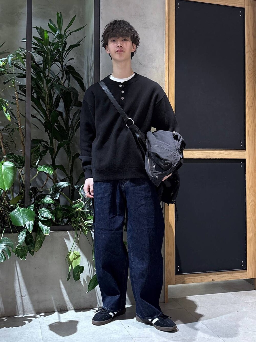 ブラック系のスニーカー、ブラック系のモッズコート、ブラック系のニット/セーターを着用したメンズの冬コーディネートの6枚目の写真