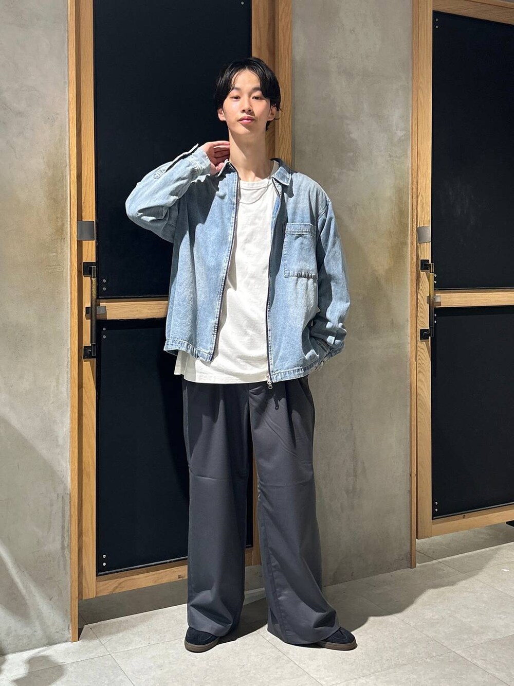 「女子ウケ、ベーシック/シンプル、デート/ロマンティック、秋コーデ、ラフ、モテ、Tシャツ、ネックレス、スラックス、ワイドパンツ、RAGEBLUE、きれいめカジュアル、シャツ、スニーカー、ロンT」|「adidasの【adidas/アディダス】HB Spezial/ハンドボールシューズ(スニーカー、ブラック系)」を使った、 koutaさん(メンズ・173cm)の秋コーディネートの2枚目の写真