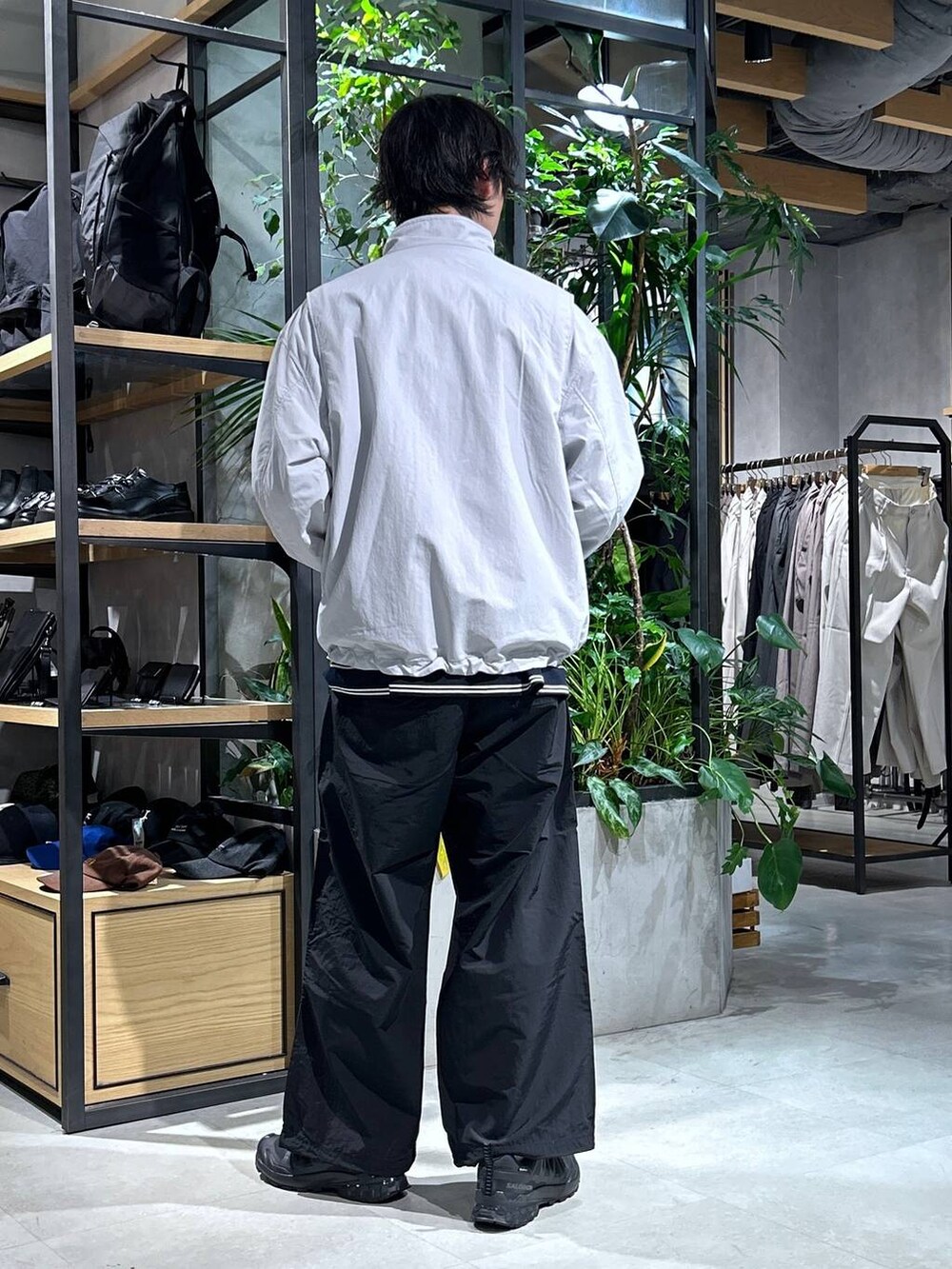 「女子ウケ、ベーシック/シンプル、春コーデ、夏コーデ、ラフ、Tシャツ、ネックレス、ワイドパンツ、RAGEBLUE、シンプルコーデ、シンプル、スポーティ、カジュアル、モノトーン、スニーカー」｜「SALOMONの【SALOMON/サロモン】XA PRO 3D V9G/スニーカー（スニーカー、ブラック系）」を使った、 koutaさん（メンズ・173cm）の春コーディネートの5枚目の写真