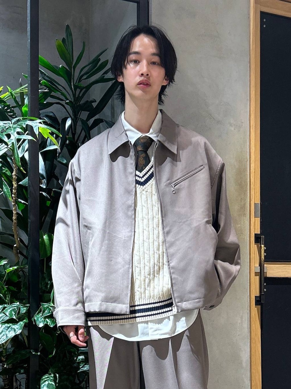 「きれいめ、春コーデ、ラフ、RAGEBLUE、シンプルコーデ、シンプル、ニットベスト、スラックス、ベスト、セットアップ、ブルゾン、トラッド、ローファー、シャツ、女子ウケ」|「RAGEBLUEの【LUXURY+EASY】ラグイージー/オーバーサイズドレープシャツ(シャツ/ブラウス、ホワイト系)」を使った、 koutaさん(メンズ・173cm)の春コーディネートの7枚目の写真