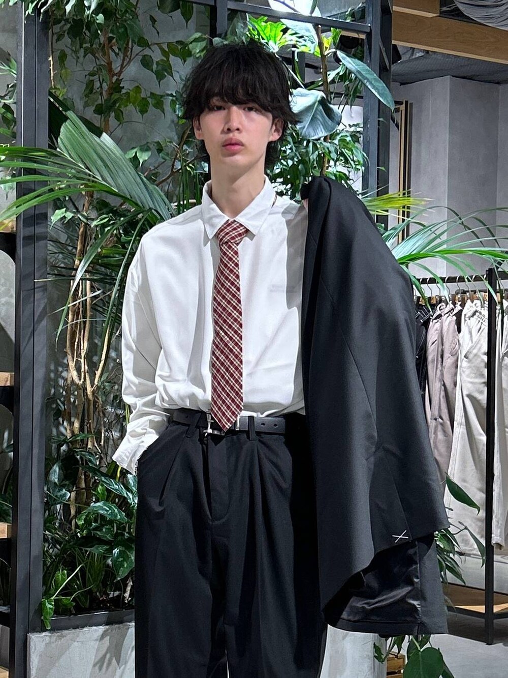 「RAGEBLUE、シンプルコーデ、女子ウケ、ベーシック/シンプル、きれいめ、春コーデ、冬コーデ、ラフ、ネックレス、ワイドパンツ、シンプル、シャツ、セットアップ、スラックス、テーラードジャケット」|「RAGEBLUEのアンティーク風/メタルバックルリアルレザーベルト(ベルト、ブラック系)」を使った、 koutaさん(メンズ・173cm)の春コーディネートの7枚目の写真
