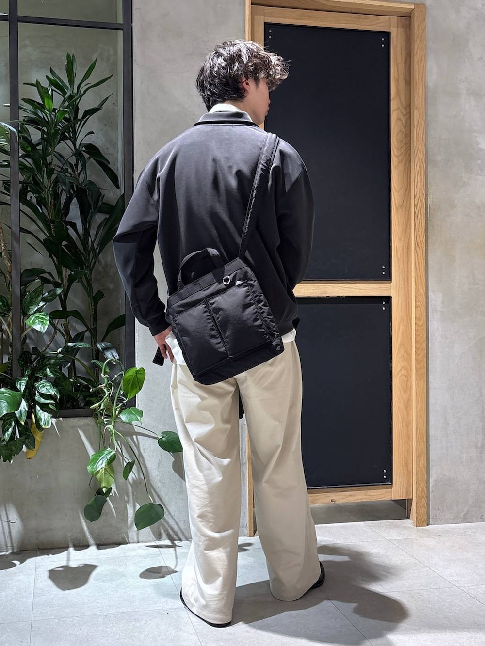 ホワイト系のスラックス、ブルー系のネクタイ、ホワイト系のシャツ/ブラウスを着用したメンズの春コーディネートの9枚目の写真