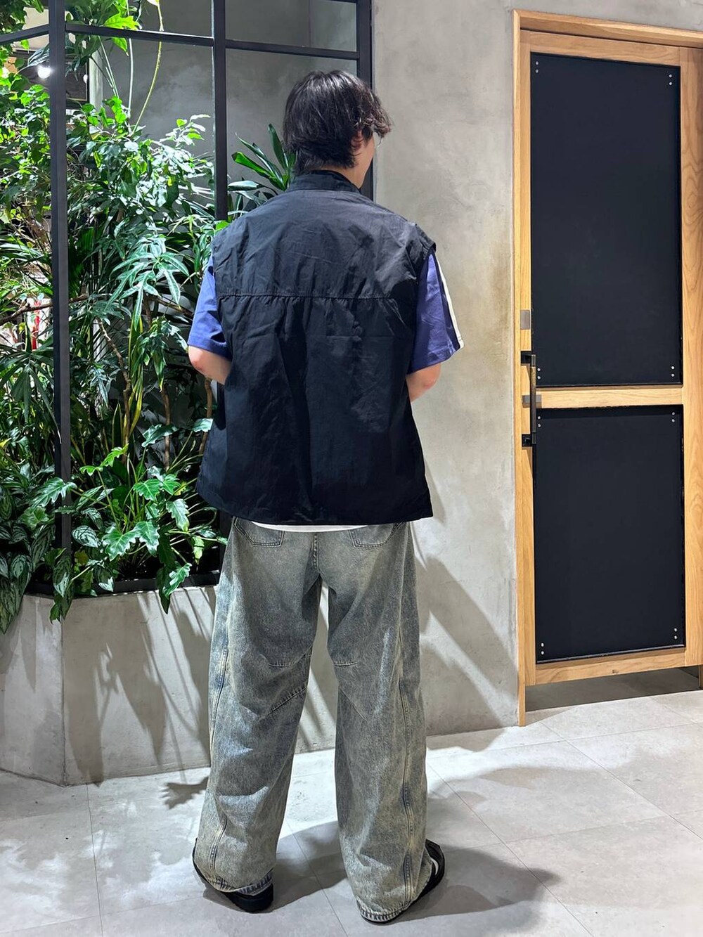 「女子ウケ、デート/ロマンティック、春コーデ、夏コーデ、ラフ、モテ、Tシャツ、ワイドパンツ、RAGEBLUE、デニムパンツ、タンクトップ、ベスト、カジュアル、ストリート」｜「Healthknitの【Healthknit/ヘルスニット】3P/シンカー2ラインソックス（ソックス/靴下、ホワイト系）」を使った、 koutaさん（メンズ・173cm）の夏コーディネートの4枚目の写真