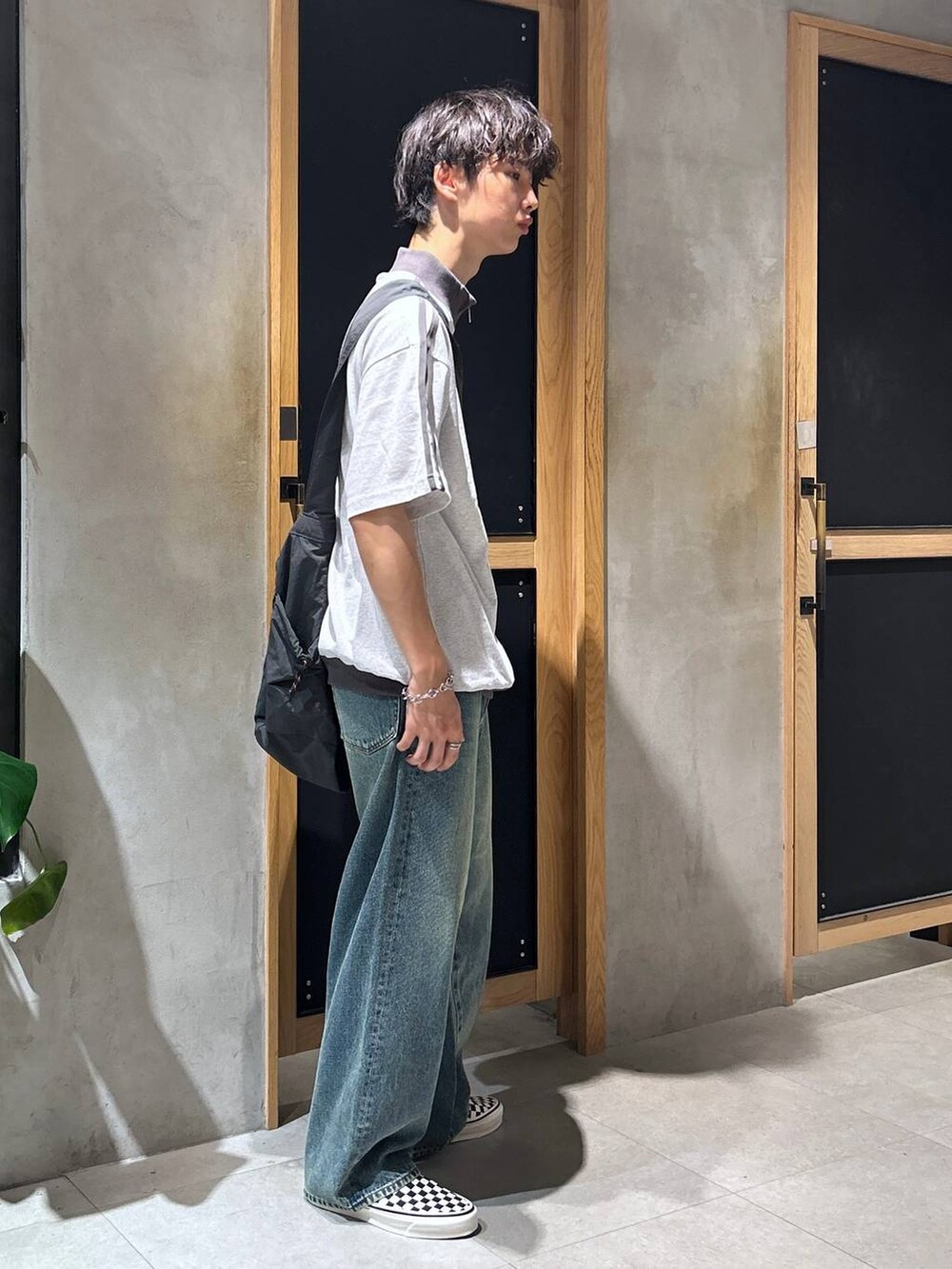 「カジュアル、春コーデ、夏コーデ、ラフ、モテ、女子ウケ、ベーシック/シンプル、デート/ロマンティック、Tシャツ、ワイドパンツ、RAGEBLUE、ショルダーバッグ、デニムパンツ」｜「RAGEBLUEの12オンス/ルーズフィットデニムバギーパンツ5P（デニムパンツ、ブルー系）」を使った、 koutaさん（メンズ・173cm）の夏コーディネートの3枚目の写真