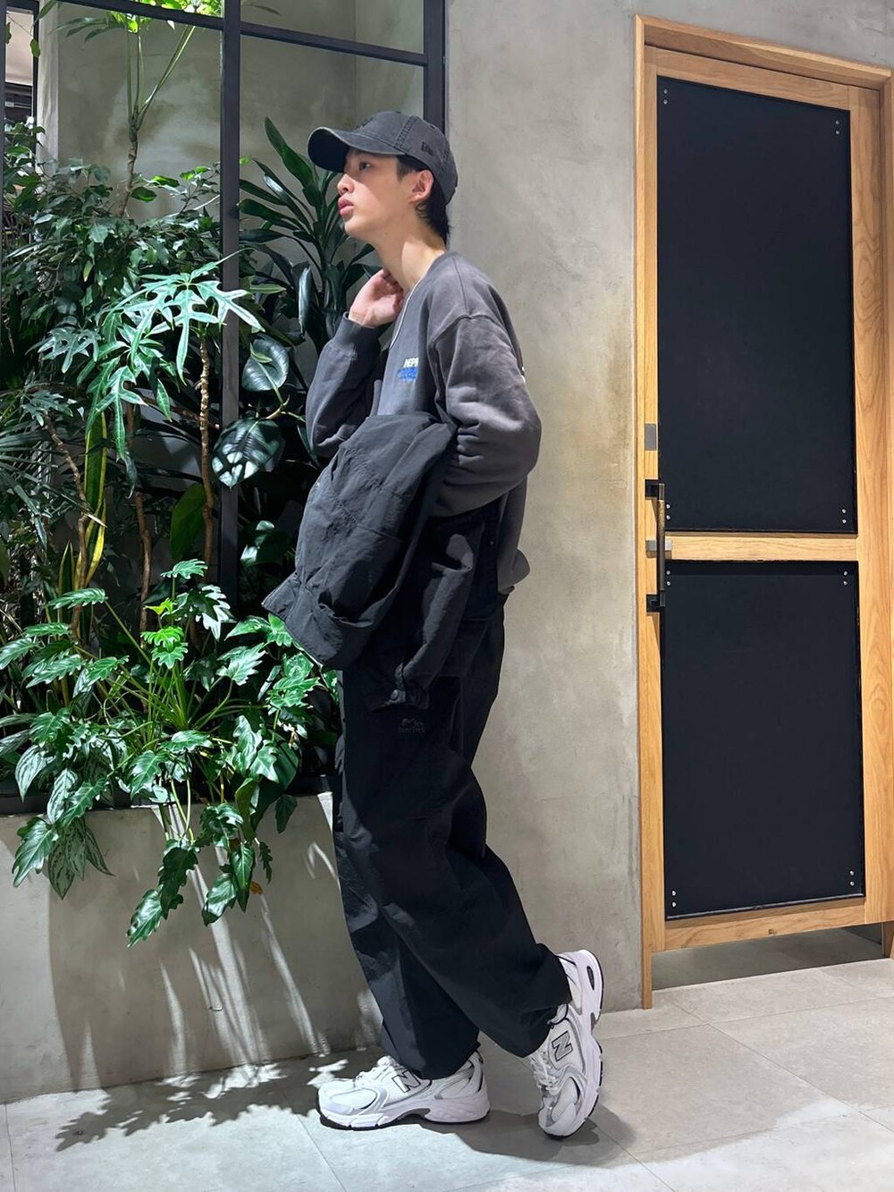 ホワイト系のスニーカー、ブラック系のブルゾン、ホワイト系のTシャツ/カットソーを着用したメンズの秋コーディネートの8枚目の写真