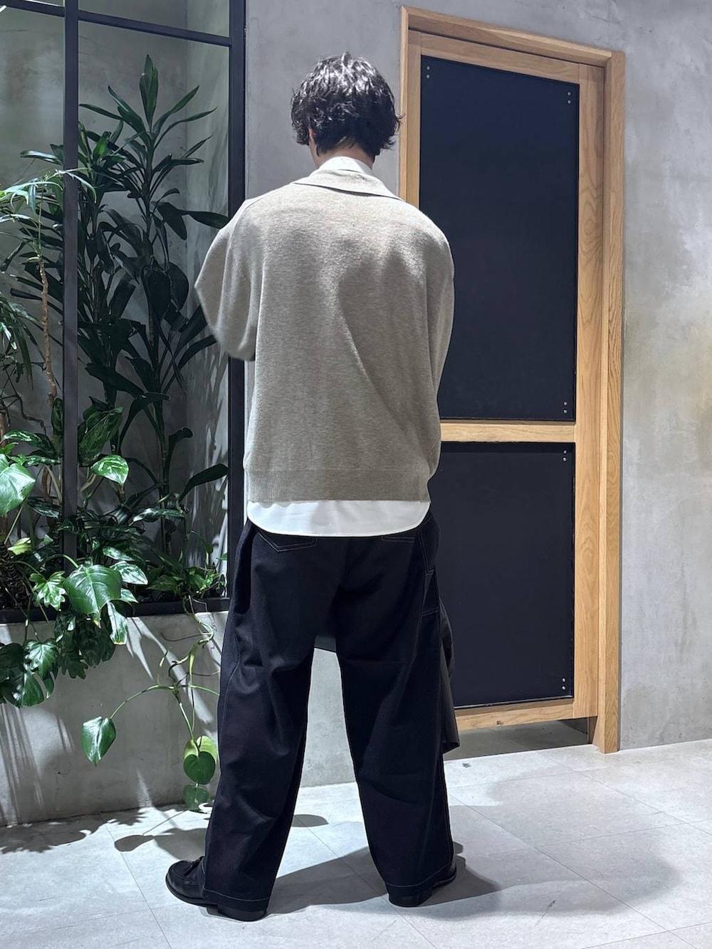 グレー系のテーラードジャケット、ホワイト系のシャツ/ブラウス、ブラック系のボストンバッグを着用したメンズの春コーディネートの5枚目の写真