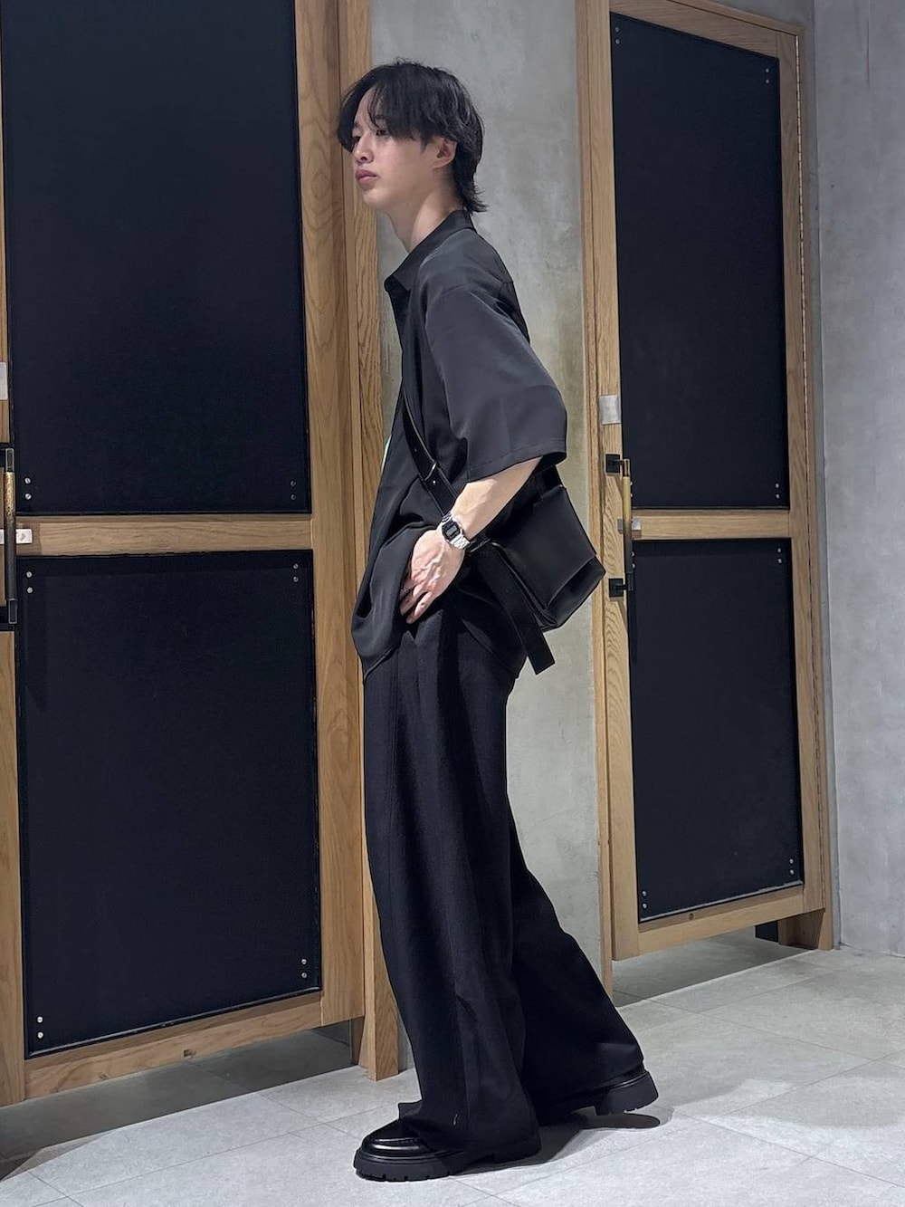 ブラック系のシャツ/ブラウス、ブラック系のスラックス、ブラック系のドレスシューズを着用したメンズの春コーディネートの8枚目の写真