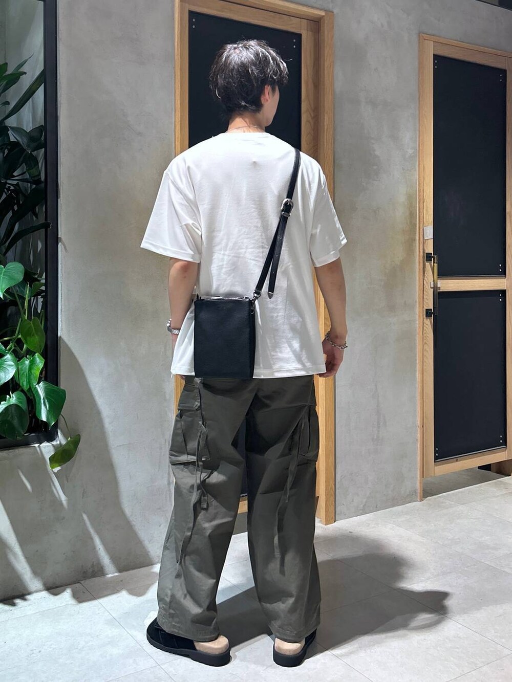 「ラフ、女子ウケ、ベーシック/シンプル、きれいめ、デート/ロマンティック、春コーデ、夏コーデ、モテ、Tシャツ、ネックレス、ワイドパンツ、RAGEBLUE、サンダル、ミリタリー、カジュアル」｜「RAGEBLUEのM-65/ワイドストレートジャーマンバギーミリタリーカーゴパンツ（カーゴパンツ、グリーン系）」を使った、 koutaさん（メンズ・173cm）の夏コーディネートの5枚目の写真