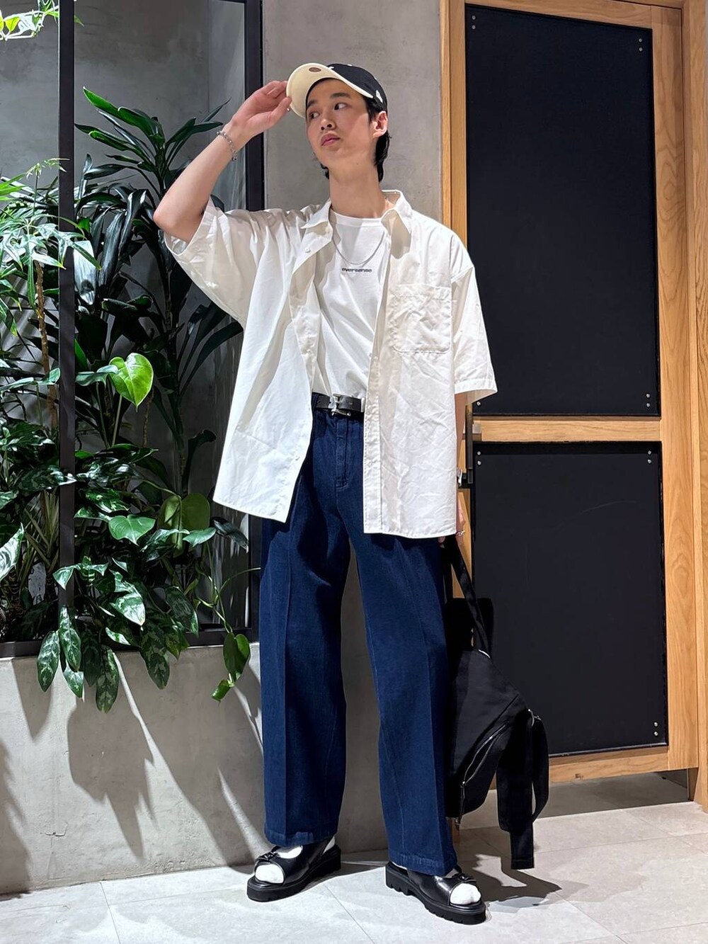 「女子ウケ、ベーシック/シンプル、きれいめ、春コーデ、夏コーデ、ラフ、Tシャツ、ネックレス、ワイドパンツ、RAGEBLUE、シンプルコーデ、きれいめカジュアル、シンプル、シャツ、サンダル」|「RAGEBLUEのアンティーク風/メタルバックルリアルレザーベルト(ベルト、ブラック系)」を使った、 koutaさん(メンズ・173cm)の夏コーディネートの6枚目の写真