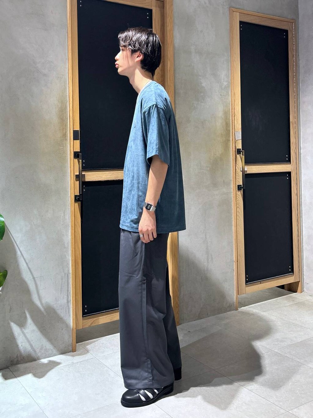 「女子ウケ、ベーシック/シンプル、きれいめ、デート/ロマンティック、春コーデ、夏コーデ、ラフ、モテ、Tシャツ、ネックレス、スラックス、ワイドパンツ、RAGEBLUE」｜「RAGEBLUEのシンセティックレザー/フェイクスウェードグルカシューズ（ドレスシューズ、ブラック系）」を使った、 koutaさん（メンズ・173cm）の夏コーディネートの3枚目の写真