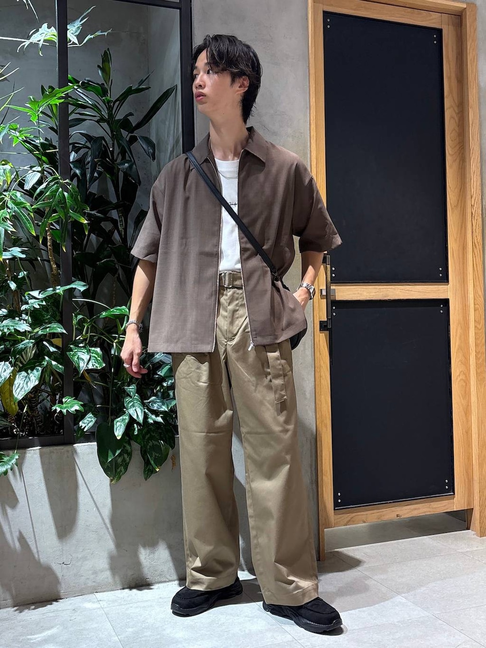 「女子ウケ、ベーシック/シンプル、夏コーデ、ラフ、Tシャツ、ネックレス、ブレスレット、ワイドパンツ、RAGEBLUE、シンプルコーデ、きれいめカジュアル、シンプル、トラッド、ショルダーバッグ、チノパン」|「CASIOの【CASIO】A158WA-1JH【大型店・WEB限定】(アナログ腕時計、グレー系)」を使った、 koutaさん(メンズ・173cm)の夏コーディネートの6枚目の写真