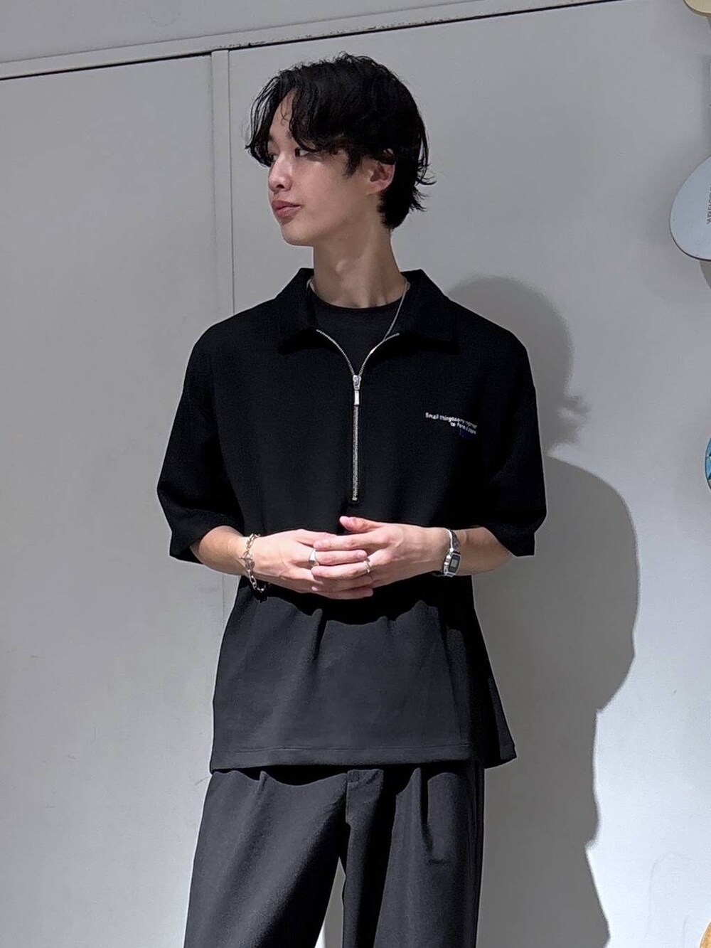 ブラック系のTシャツ/カットソー、ブラック系のローファー、ブラック系のスラックスを着用したメンズの夏コーディネートの2枚目の写真