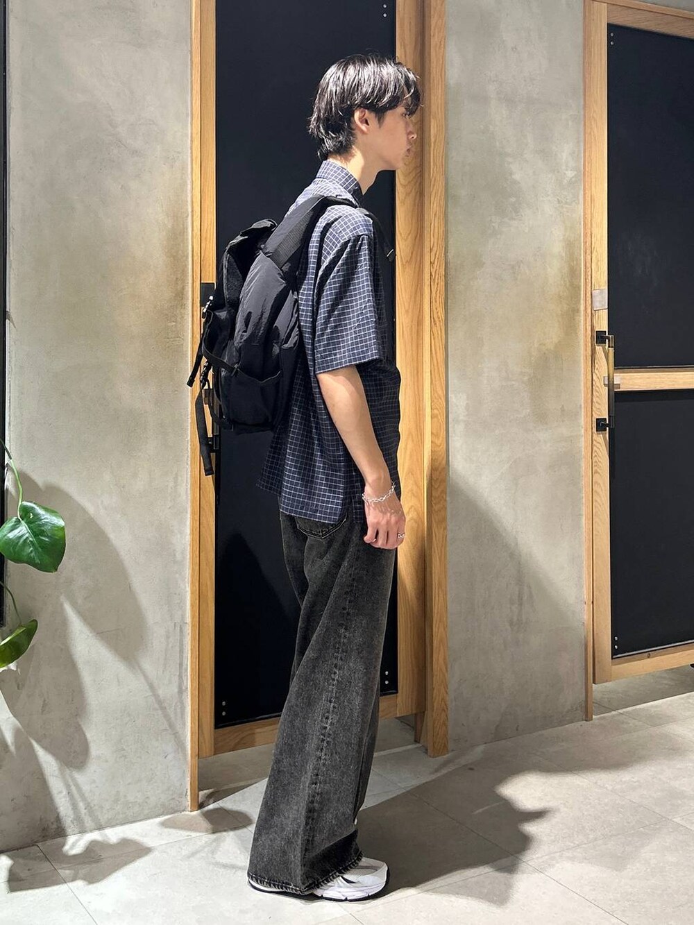 「女子ウケ、ベーシック/シンプル、デート/ロマンティック、春コーデ、夏コーデ、ラフ、モテ、Tシャツ、ワイドパンツ、RAGEBLUE、スニーカー、ショルダーバッグ、カジュアル、デニムパンツ」｜「NEW BALANCEの【New Balance】MR530SG（スニーカー、ホワイト系）」を使った、 koutaさん（メンズ・173cm）の夏コーディネートの4枚目の写真