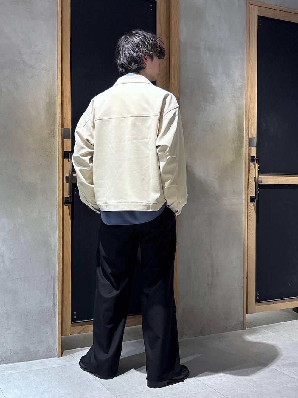 ブルー系のシャツ/ブラウス、ホワイト系のブルゾン、ブラック系のローファーを着用したメンズの春コーディネートの5枚目の写真