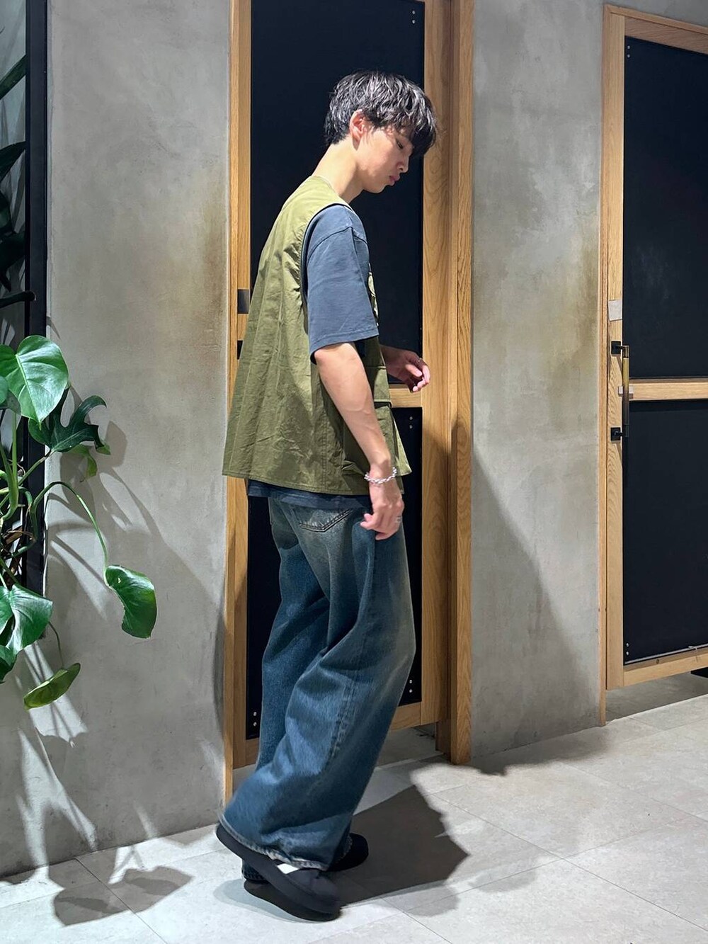 「女子ウケ、ベーシック/シンプル、デート/ロマンティック、春コーデ、ラフ、夏コーデ、モテ、Tシャツ、ネックレス、ワイドパンツ、RAGEBLUE、カジュアル、ベスト、デニムパンツ、ミリタリー」｜「RAGEBLUEのメタルデザインリング（リング、ホワイト系）」を使った、 koutaさん（メンズ・173cm）の夏コーディネートの4枚目の写真