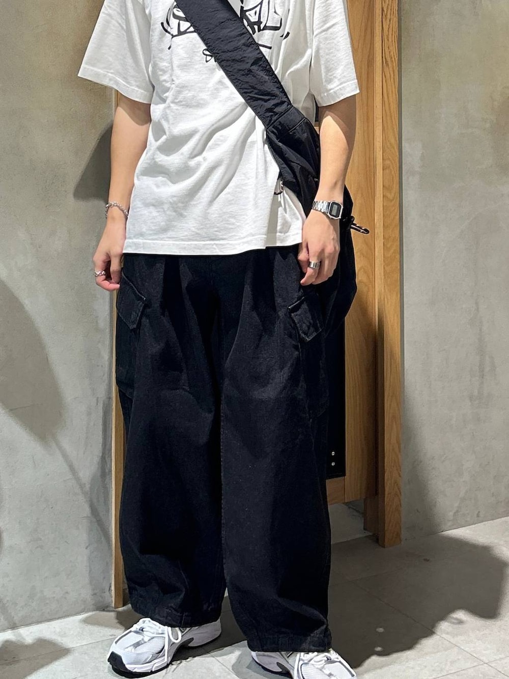 「女子ウケ、ベーシック/シンプル、デート/ロマンティック、春コーデ、夏コーデ、ラフ、モテ、Tシャツ、ネックレス、ワイドパンツ、RAGEBLUE、スニーカー、カジュアル、ストリート、ショルダーバッグ」｜「NEW BALANCEの【New Balance】MR530SG（スニーカー、ホワイト系）」を使った、 koutaさん（メンズ・173cm）の夏コーディネートの2枚目の写真