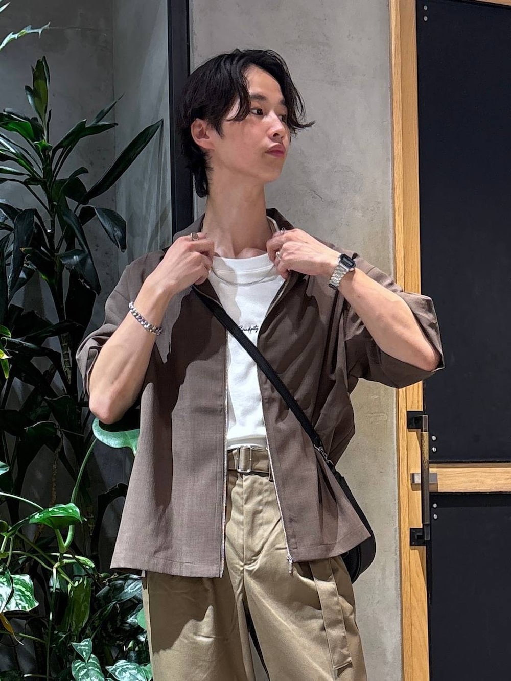 「女子ウケ、ベーシック/シンプル、夏コーデ、ラフ、Tシャツ、ネックレス、ブレスレット、ワイドパンツ、RAGEBLUE、シンプルコーデ、きれいめカジュアル、シンプル、トラッド、ショルダーバッグ、チノパン」|「CASIOの【CASIO】A158WA-1JH【大型店・WEB限定】(アナログ腕時計、グレー系)」を使った、 koutaさん(メンズ・173cm)の夏コーディネートの7枚目の写真