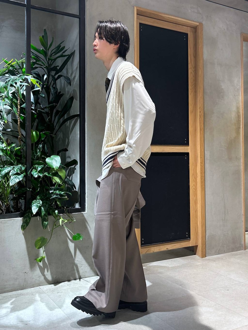 「きれいめ、春コーデ、ラフ、RAGEBLUE、シンプルコーデ、シンプル、ニットベスト、スラックス、ベスト、セットアップ、ブルゾン、トラッド、ローファー、シャツ、女子ウケ」|「RAGEBLUEの【LUXURY+EASY】ラグイージー/オーバーサイズドレープシャツ(シャツ/ブラウス、ホワイト系)」を使った、 koutaさん(メンズ・173cm)の春コーディネートの4枚目の写真