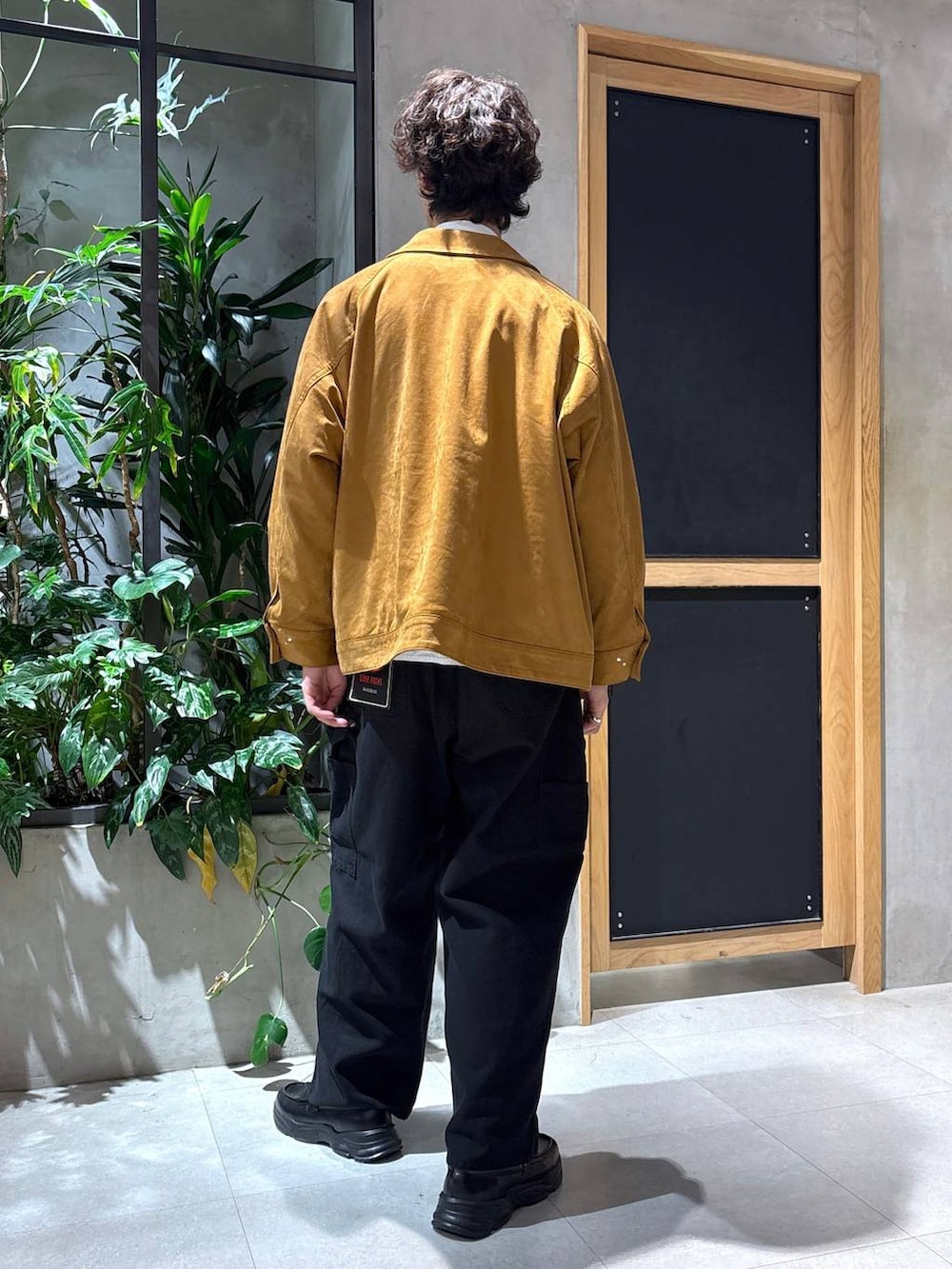 ブラック系のローファー、ブラック系のチノパンツ、ブラウン系のブルゾンを着用したメンズの秋コーディネートの8枚目の写真