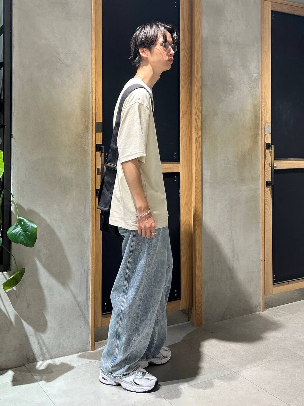 「女子ウケ、ベーシック/シンプル、デート/ロマンティック、春コーデ、夏コーデ、モテ、Tシャツ、ネックレス、ワイドパンツ、RAGEBLUE、スニーカー、デニムパンツ、カジュアル、ラフ」｜「NEW BALANCEの【New Balance】MR530SG（スニーカー、ホワイト系）」を使った、 koutaさん（メンズ・173cm）の夏コーディネートの4枚目の写真