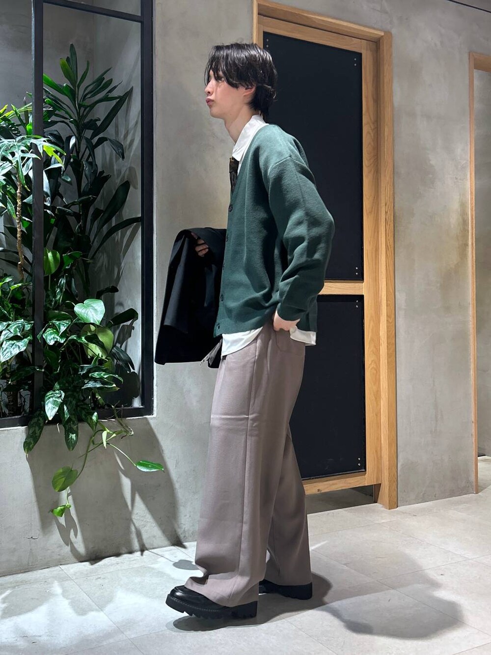 ホワイト系のシャツ/ブラウス、ベージュ系のスラックス、ブラック系のドレスシューズを着用したメンズの春コーディネートの8枚目の写真