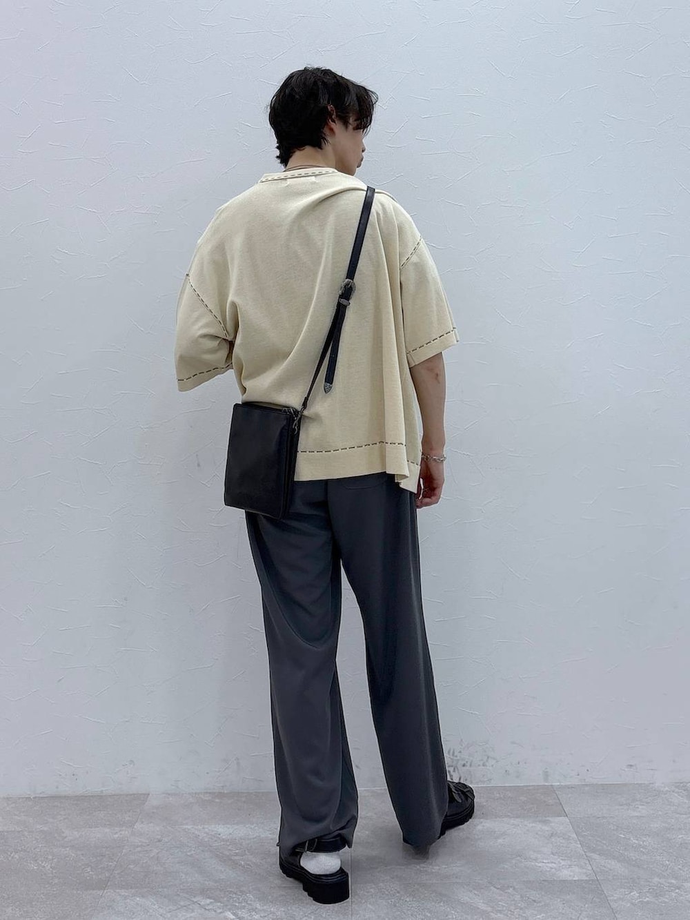 「ベーシック/シンプル、きれいめ、春コーデ、夏コーデ、ラフ、Tシャツ、ネックレス、ワイドパンツ、RAGEBLUE、シンプルコーデ、きれいめカジュアル、シンプル、ベルト、カーディガン、サンダル」｜「RAGEBLUEのアンティーク風/メタルバックルリアルレザーベルト（ベルト、ブラック系）」を使った、 koutaさん（メンズ・173cm）の夏コーディネートの5枚目の写真