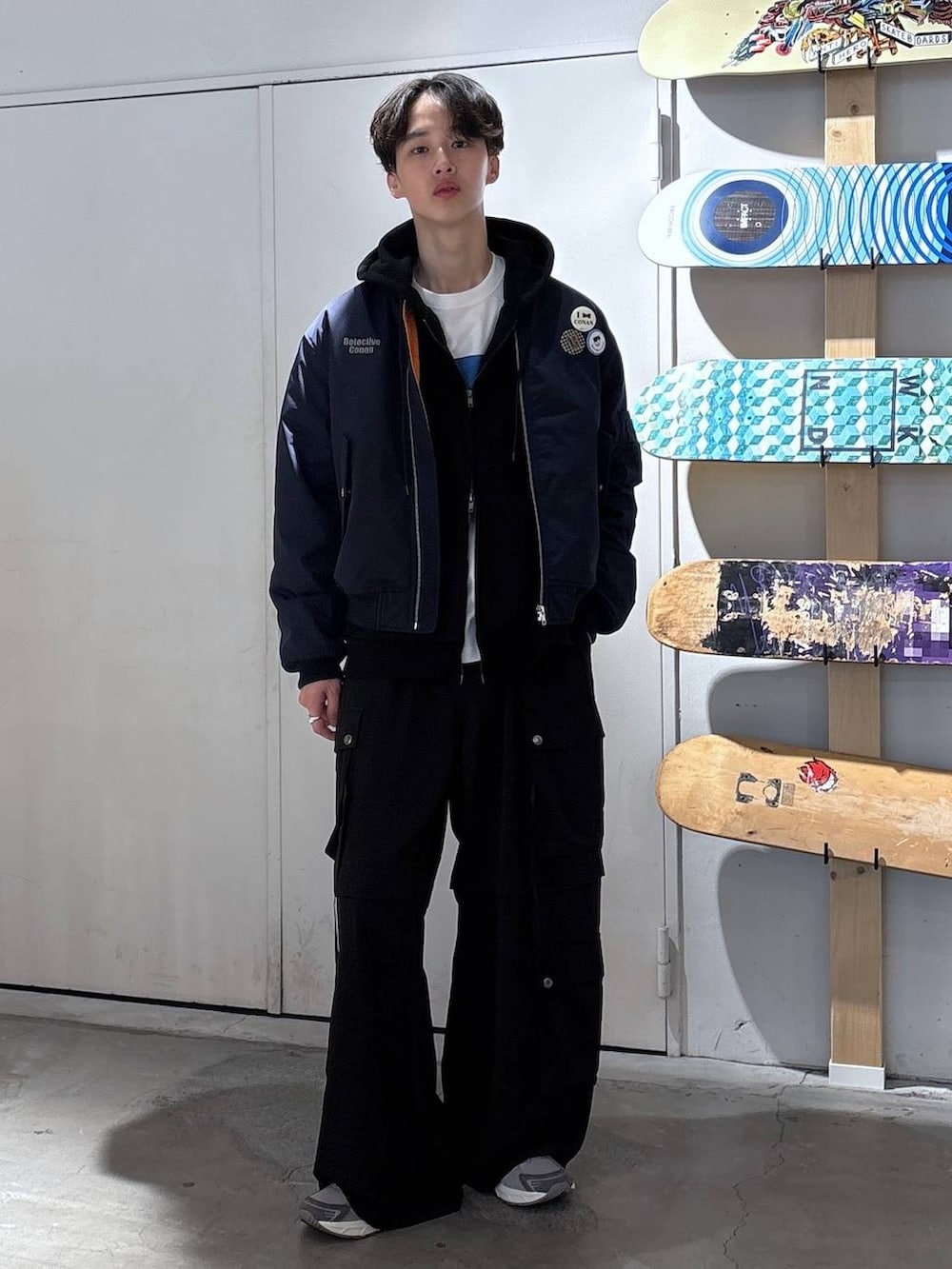 ホワイト系のTシャツ/カットソー、ブラック系のカーゴパンツ、ブルー系のMA-1を着用したメンズの春コーディネートの6枚目の写真