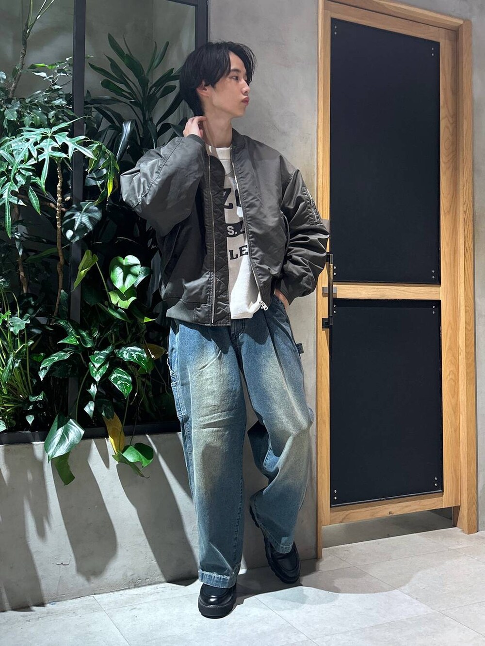 「ミリタリー、女子ウケ、ベーシック/シンプル、デート/ロマンティック、秋コーデ、冬コーデ、ラフ、モテ、Tシャツ、ネックレス、ワイドパンツ、RAGEBLUE、ニット、MA-1、カジュアル」|「RAGEBLUEのwide painter buggy denim pants/ヴィンテージライクデニム/バギーペインターパンツ(デニムパンツ、ブルー系)」を使った、 koutaさん(メンズ・173cm)の秋コーディネートの7枚目の写真