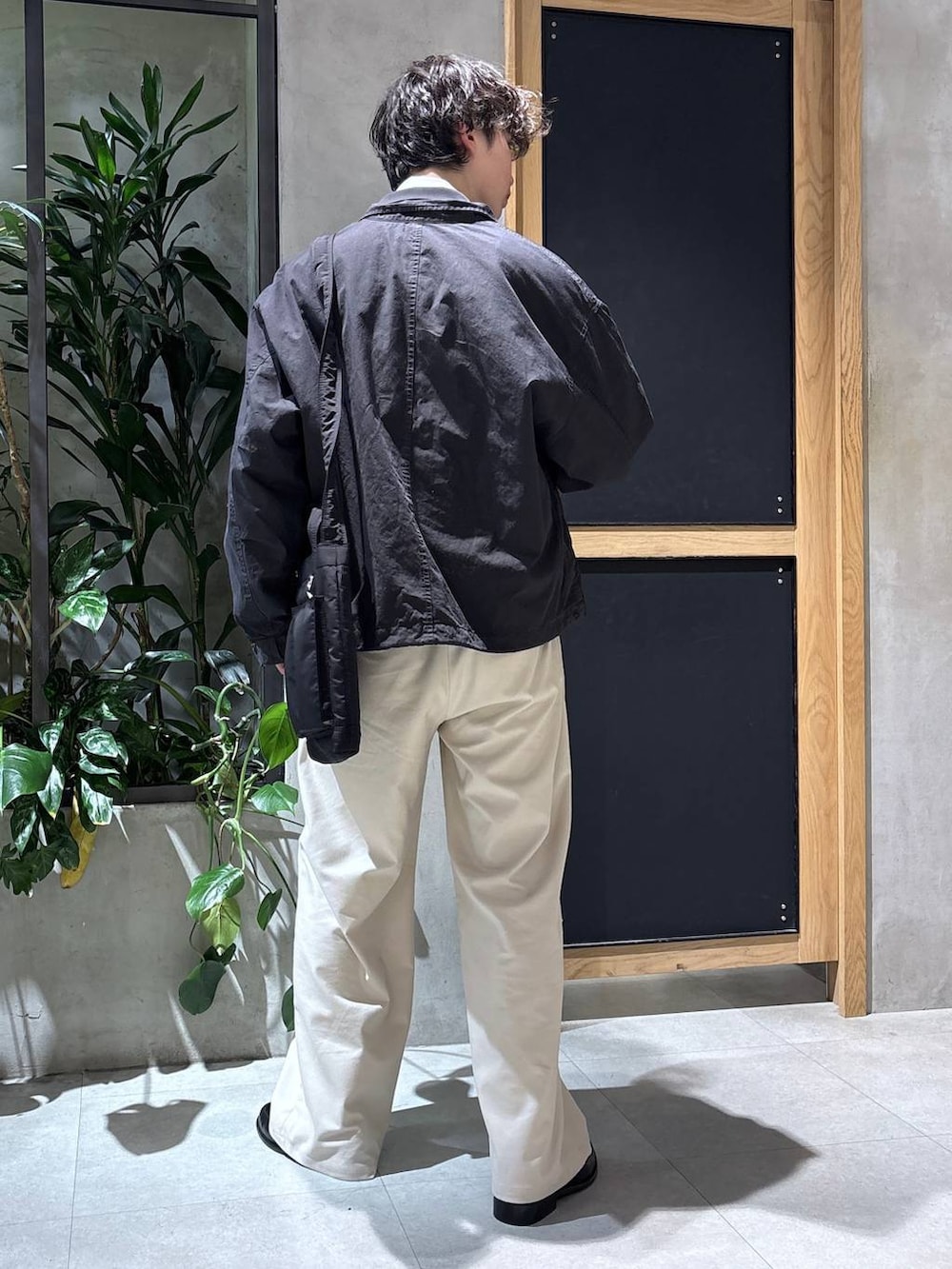 ホワイト系のスラックス、ブルー系のネクタイ、ホワイト系のシャツ/ブラウスを着用したメンズの春コーディネートの5枚目の写真