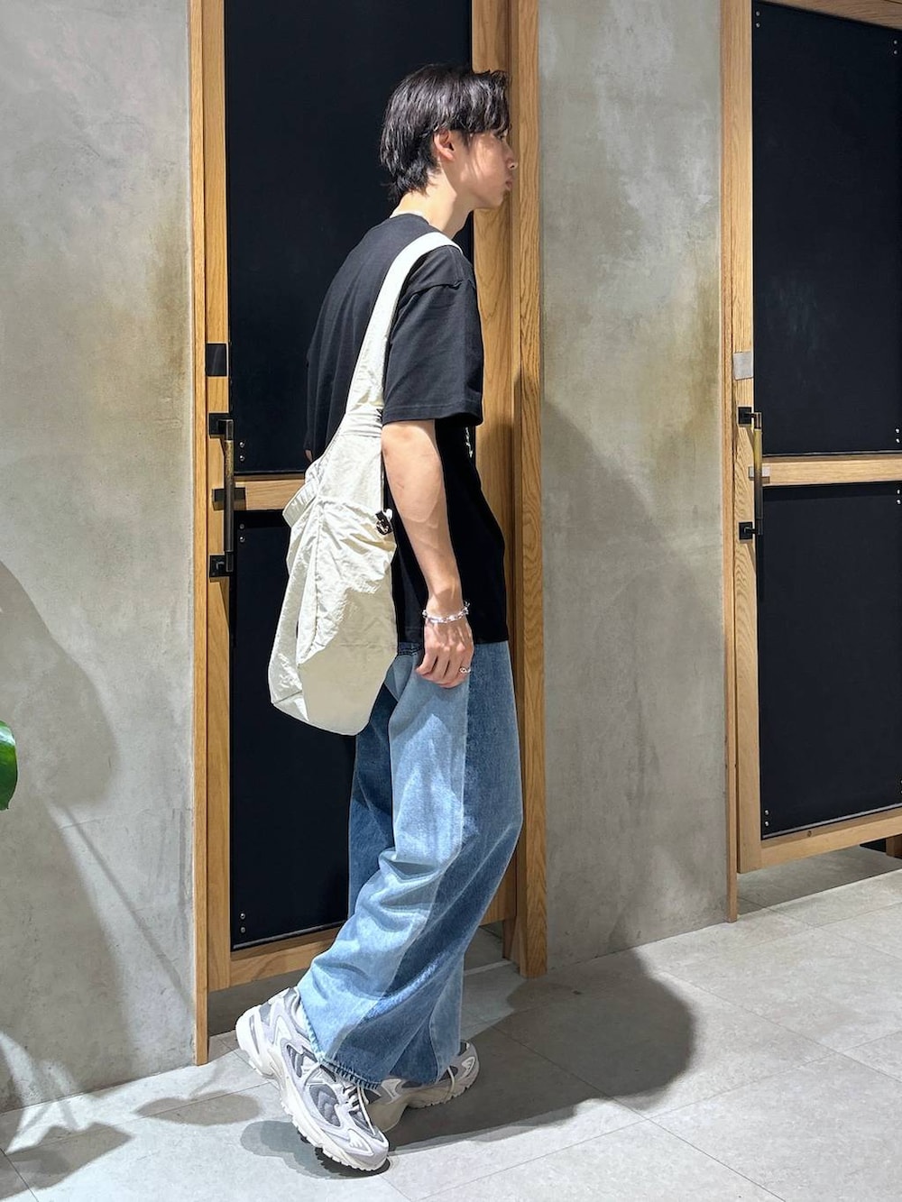 「ワイドパンツ、RAGEBLUE、カジュアル、女子ウケ、ラフ、ベーシック/シンプル、デート/ロマンティック、春コーデ、夏コーデ、Tシャツ、モテ、ネックレス、デニムパンツ、スニーカー、ショルダーバッグ」｜「UNIVERSAL OVERALLの【UNIVERSAL OVERALL】2WAY/ナイロンショルダーバッグ（ショルダーバッグ、ホワイト系）」を使った、 koutaさん（メンズ・173cm）の夏コーディネートの4枚目の写真
