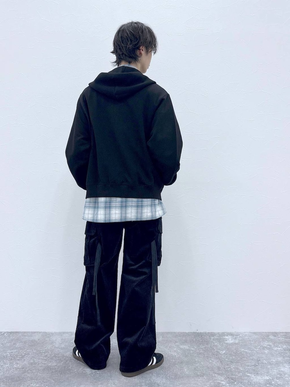 ブラック系のスニーカー、ブラック系のカーゴパンツ、ホワイト系のシャツ/ブラウスを着用したメンズの秋コーディネートの9枚目の写真