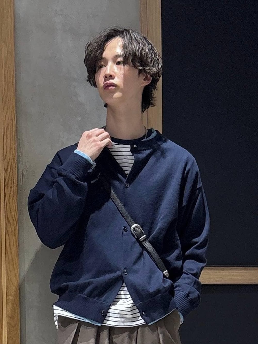 ブラック系のショルダーバッグ、ブラック系のドレスシューズ、ホワイト系のTシャツ/カットソーを着用したメンズの春コーディネートの2枚目の写真