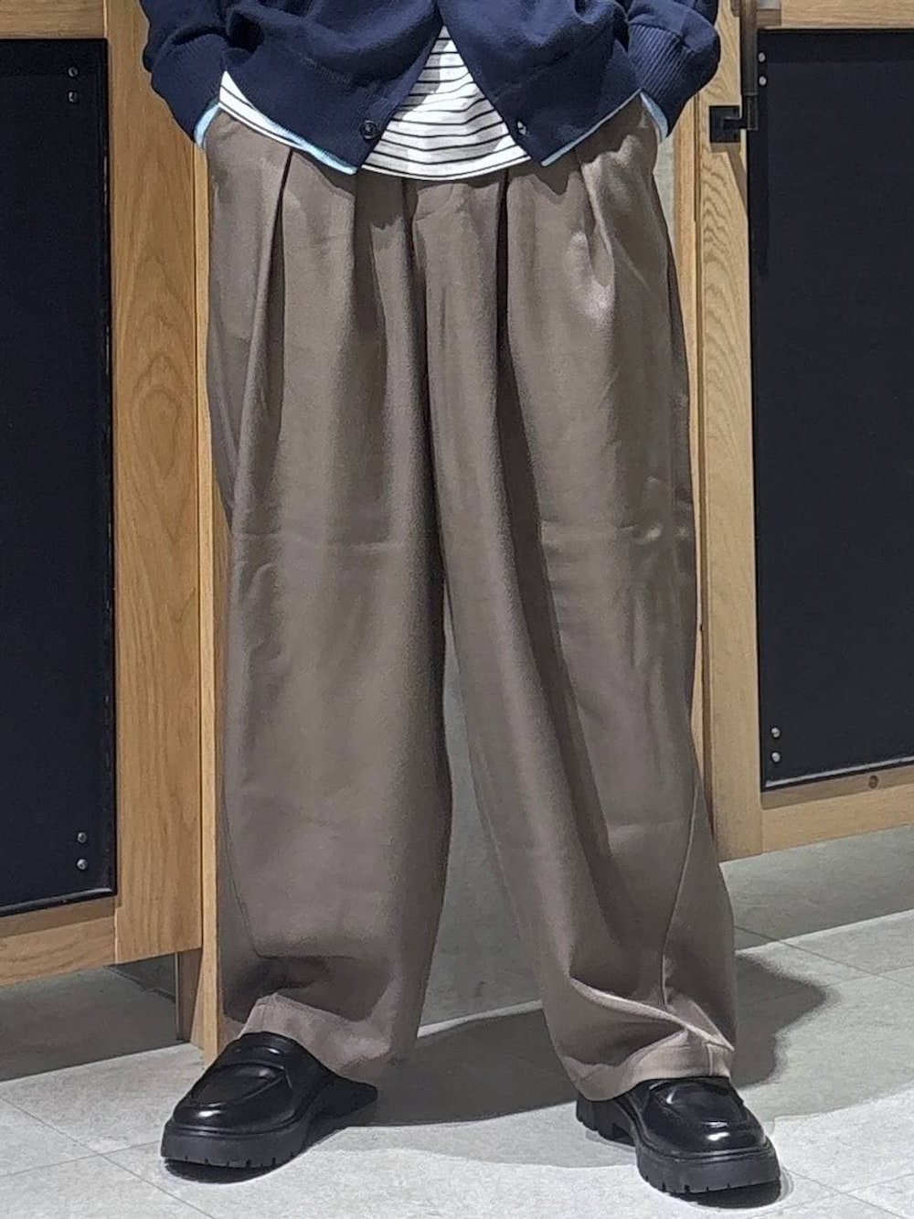 ブラック系のショルダーバッグ、ブラック系のドレスシューズ、ホワイト系のTシャツ/カットソーを着用したメンズの春コーディネートの3枚目の写真