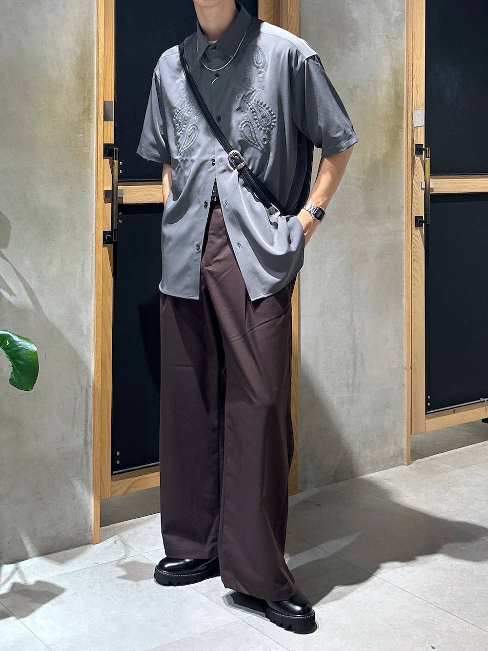 「女子ウケ、ベーシック/シンプル、きれいめ、デート/ロマンティック、春コーデ、夏コーデ、ラフ、モテ、ネックレス、スラックス、ワイドパンツ、RAGEBLUE、ベルト、ショルダーバッグ、シャツ」|「RAGEBLUEのアンティーク風/メタルバックルリアルレザーベルト(ベルト、ブラック系)」を使った、 koutaさん(メンズ・173cm)の夏コーディネートの2枚目の写真
