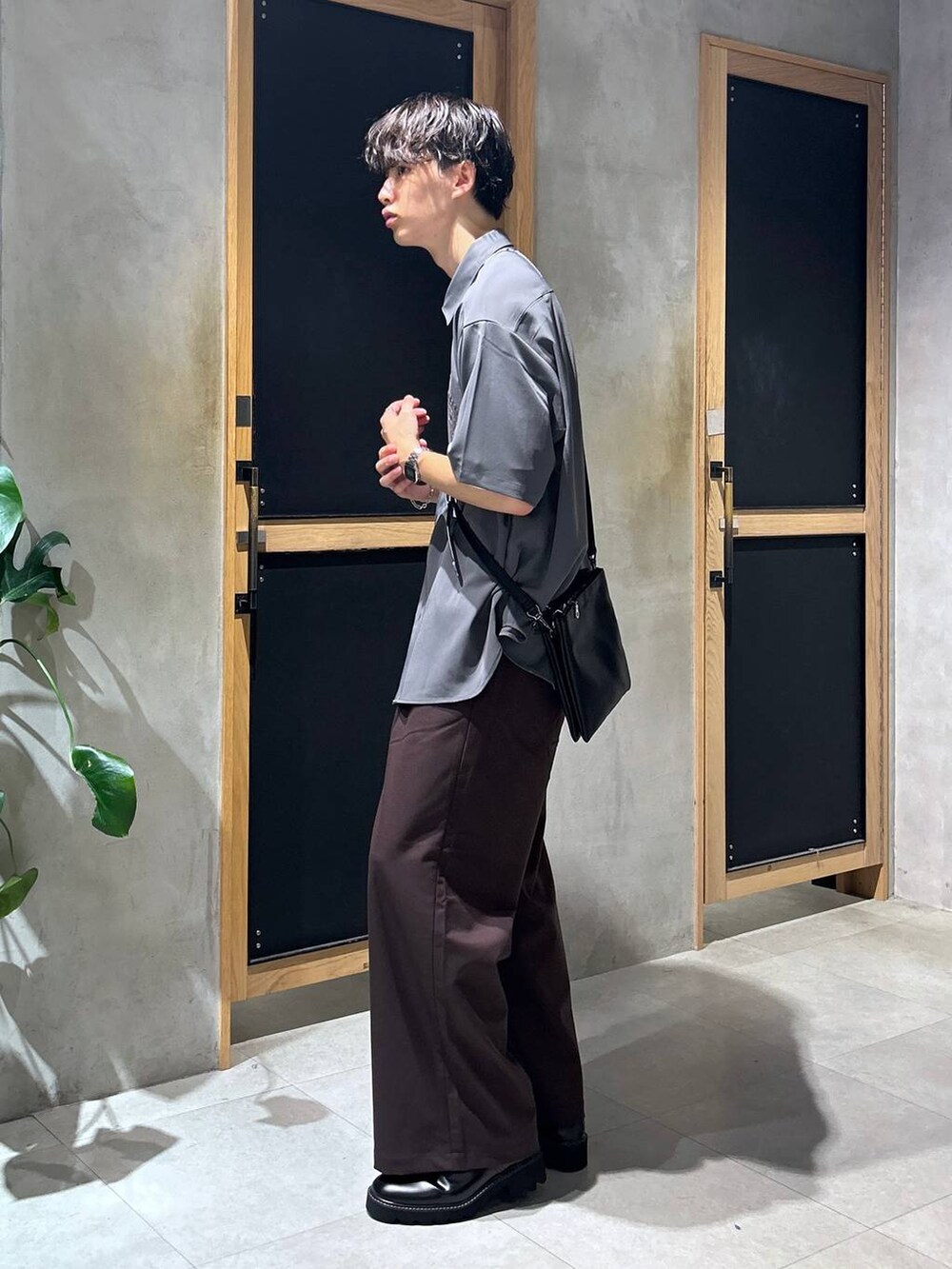 「女子ウケ、ベーシック/シンプル、きれいめ、デート/ロマンティック、春コーデ、夏コーデ、ラフ、モテ、ネックレス、スラックス、ワイドパンツ、RAGEBLUE、ベルト、ショルダーバッグ、シャツ」|「RAGEBLUEのアンティーク風/メタルバックルリアルレザーベルト(ベルト、ブラック系)」を使った、 koutaさん(メンズ・173cm)の夏コーディネートの4枚目の写真