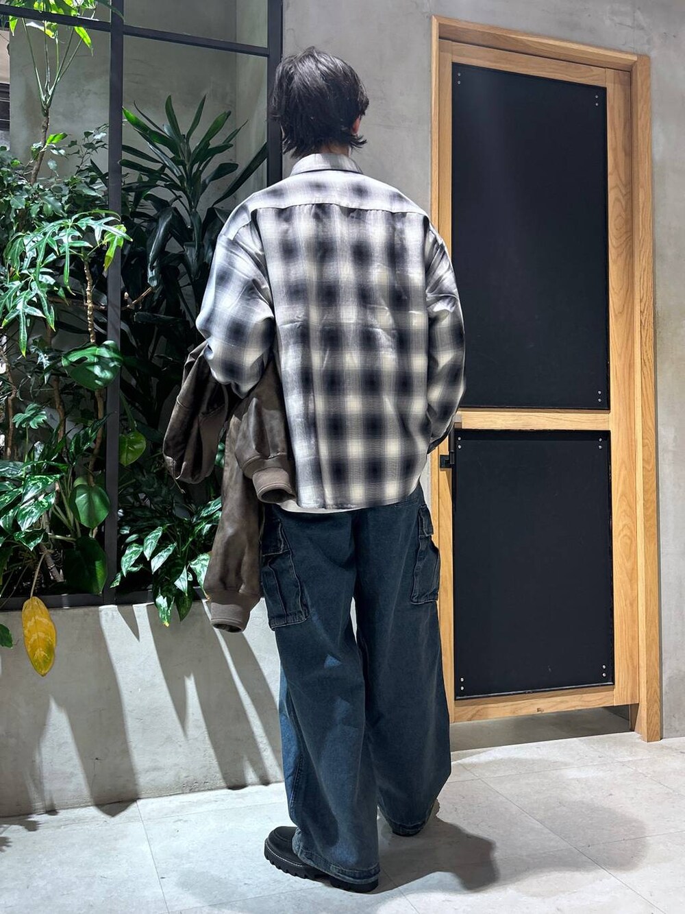 「女子ウケ、ベーシック/シンプル、春コーデ、冬コーデ、ラフ、ネックレス、ワイドパンツ、RAGEBLUE、シンプルコーデ、きれいめカジュアル、シンプル、アウター、ブルゾン、MA-1、レザー」｜「RAGEBLUEのシンセティックレザー/シャークソールシューズ（ドレスシューズ、ブラック系）」を使った、 koutaさん（メンズ・173cm）の冬コーディネートの5枚目の写真