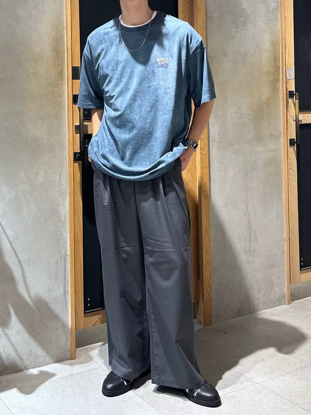 「女子ウケ、ベーシック/シンプル、きれいめ、デート/ロマンティック、春コーデ、夏コーデ、ラフ、モテ、Tシャツ、ネックレス、スラックス、ワイドパンツ、RAGEBLUE」｜「RAGEBLUEのシンセティックレザー/フェイクスウェードグルカシューズ（ドレスシューズ、ブラック系）」を使った、 koutaさん（メンズ・173cm）の夏コーディネートの2枚目の写真