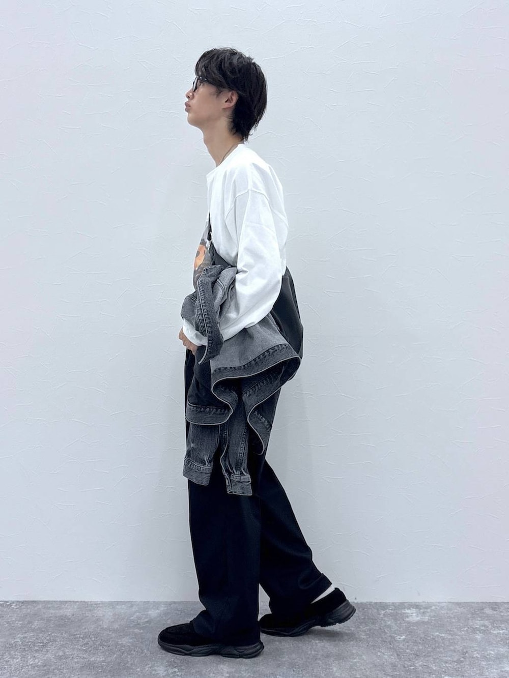 ブラック系のスラックス、グレー系のデニムジャケット、その他のショルダーバッグを着用したメンズの秋コーディネートの4枚目の写真