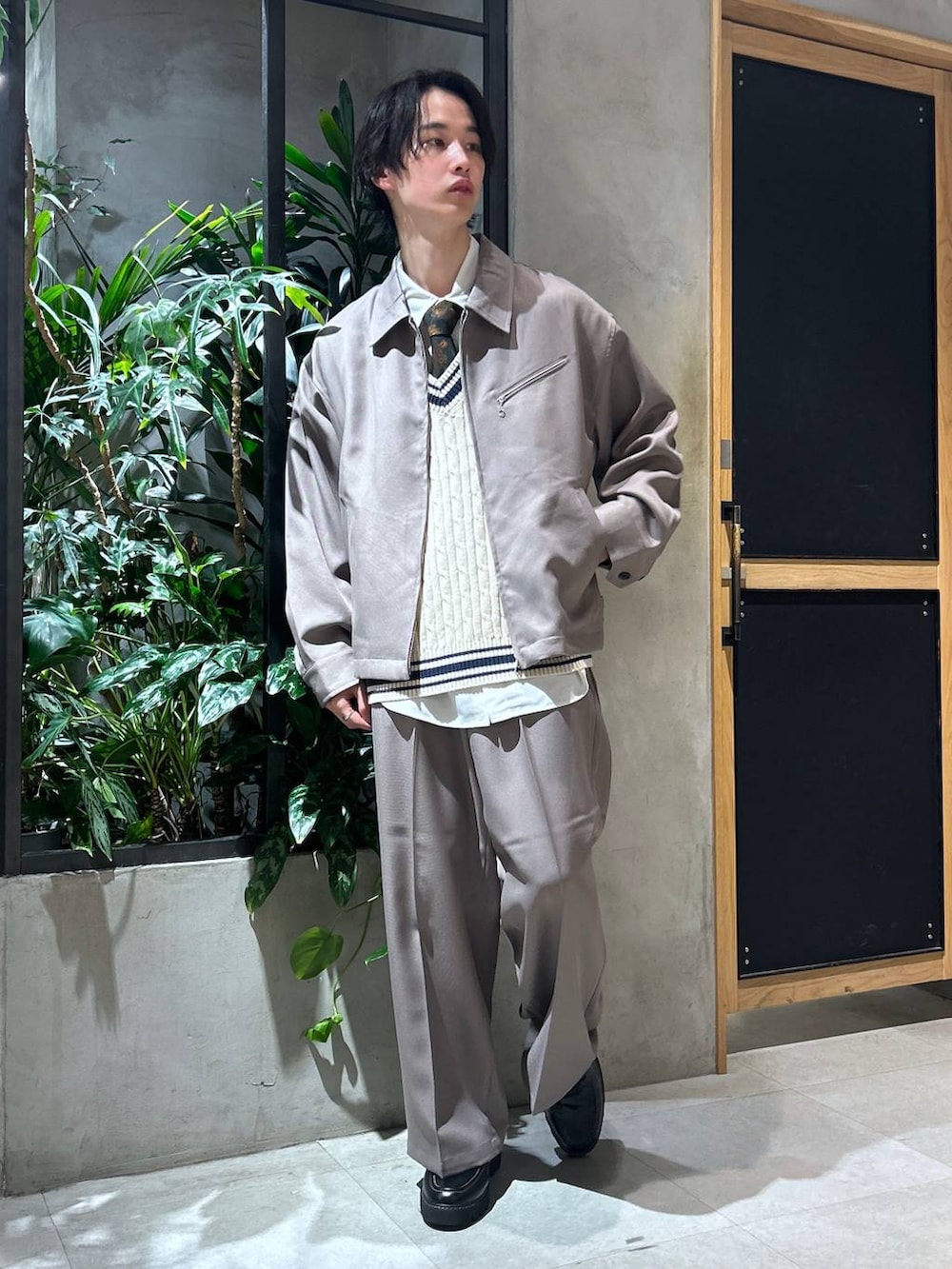 「きれいめ、春コーデ、ラフ、RAGEBLUE、シンプルコーデ、シンプル、ニットベスト、スラックス、ベスト、セットアップ、ブルゾン、トラッド、ローファー、シャツ、女子ウケ」|「RAGEBLUEの【LUXURY+EASY】ラグイージー/オーバーサイズドレープシャツ(シャツ/ブラウス、ホワイト系)」を使った、 koutaさん(メンズ・173cm)の春コーディネートの6枚目の写真
