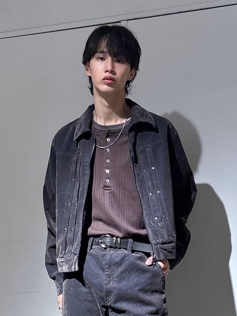 ブラウン系のTシャツ/カットソー、グレー系のデニムジャケット、グレー系のデニムパンツを着用したメンズの秋コーディネートの2枚目の写真