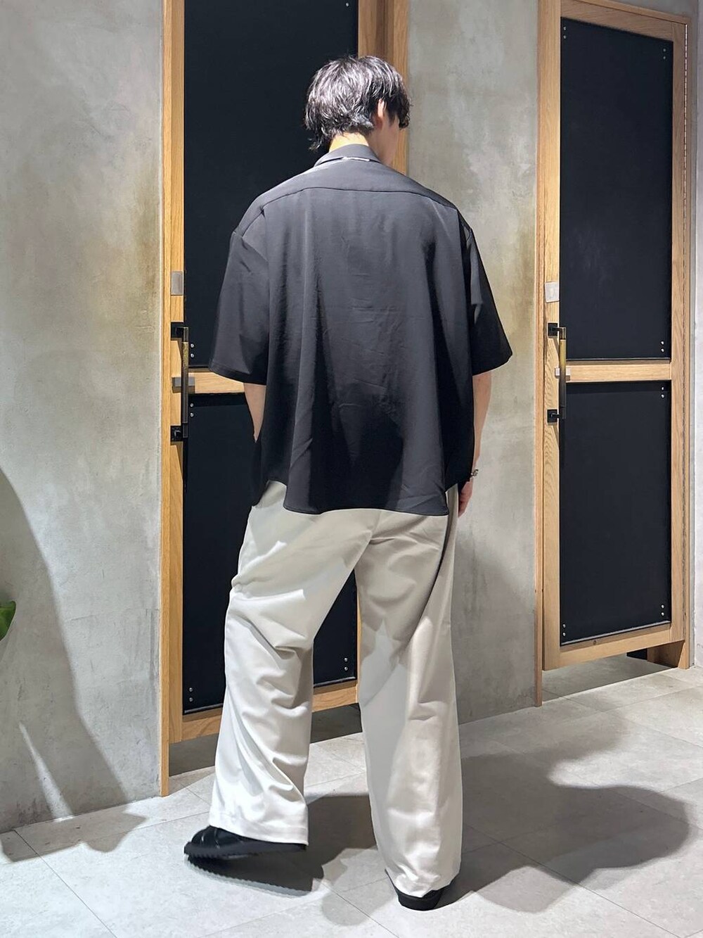 「女子ウケ、ベーシック/シンプル、きれいめ、デート/ロマンティック、春コーデ、夏コーデ、ラフ、モテ、Tシャツ、ネックレス、スラックス、ワイドパンツ、RAGEBLUE、サンダル、シャツ」｜「RAGEBLUEのシンセティックレザー/クロスストラップサンダル（サンダル、ブラック系）」を使った、 koutaさん（メンズ・173cm）の夏コーディネートの5枚目の写真