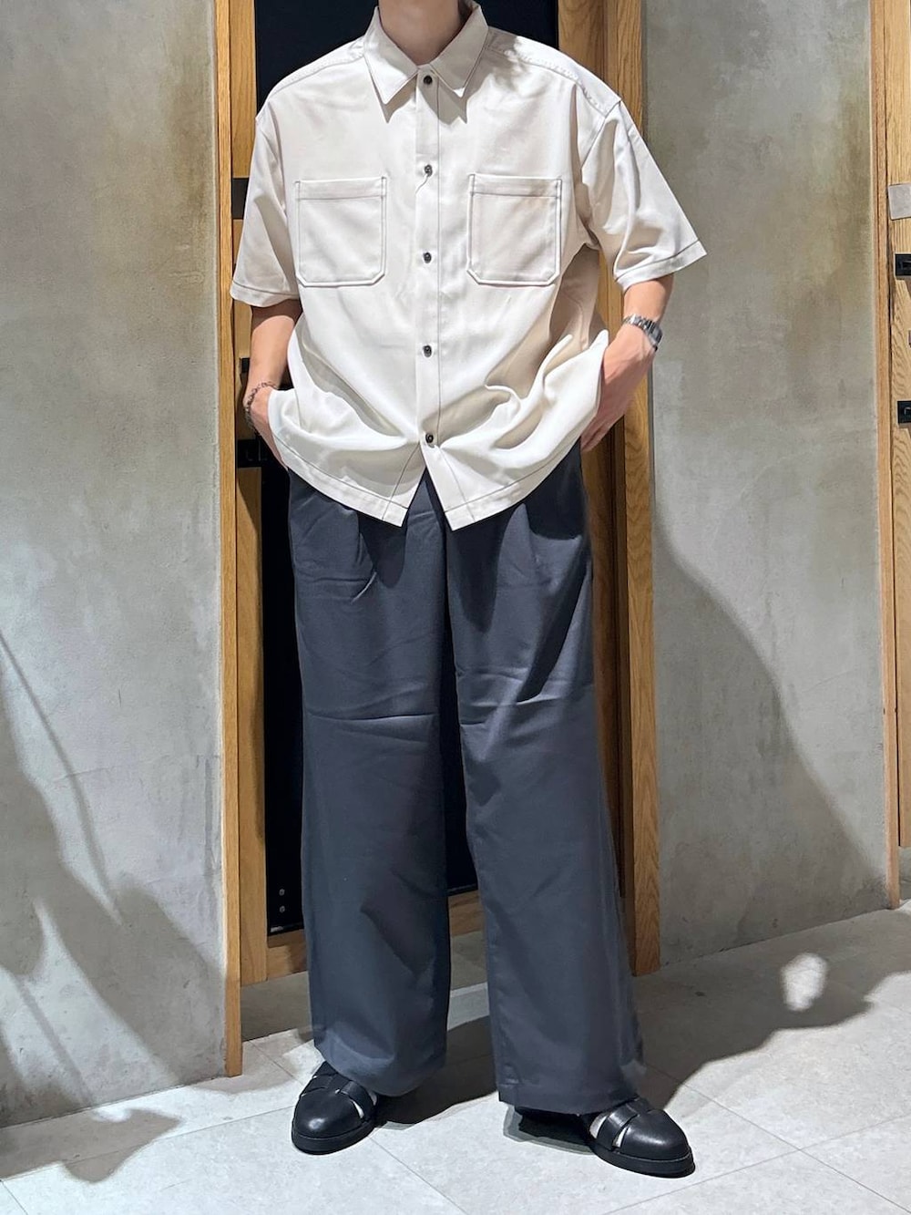 「女子ウケ、ベーシック/シンプル、きれいめ、デート/ロマンティック、春コーデ、夏コーデ、ラフ、モテ、ネックレス、スラックス、ワイドパンツ、RAGEBLUE、サンダル、シャツ」｜「RAGEBLUEのシンセティックレザー/フェイクスウェードグルカシューズ（ドレスシューズ、ブラック系）」を使った、 koutaさん（メンズ・173cm）の夏コーディネートの2枚目の写真