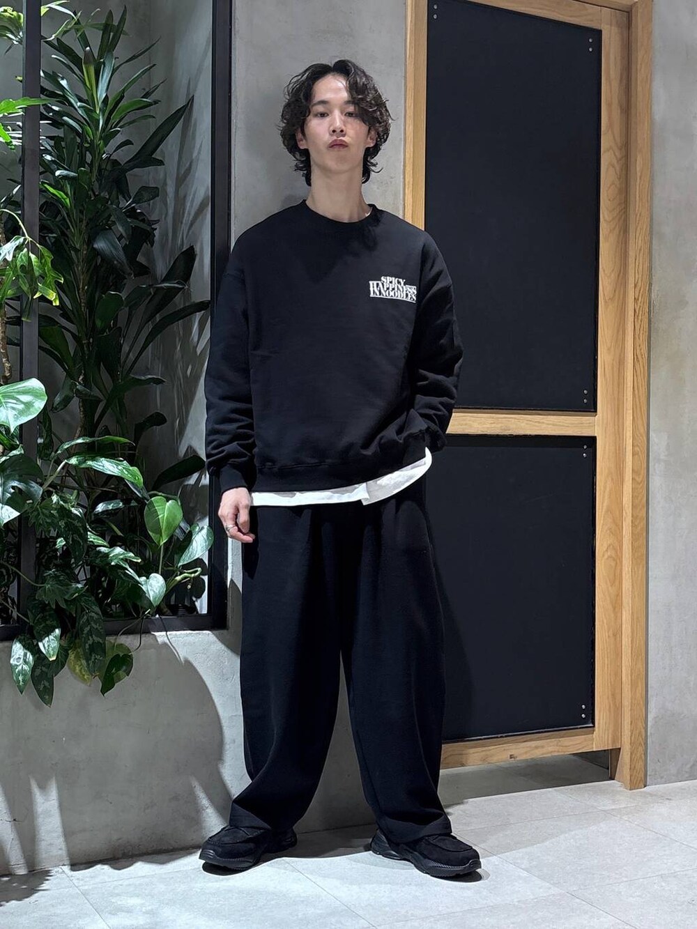 ブラック系のローファー、ホワイト系のTシャツ/カットソー、ブラック系のスウェットパンツを着用したメンズの秋コーディネートの5枚目の写真